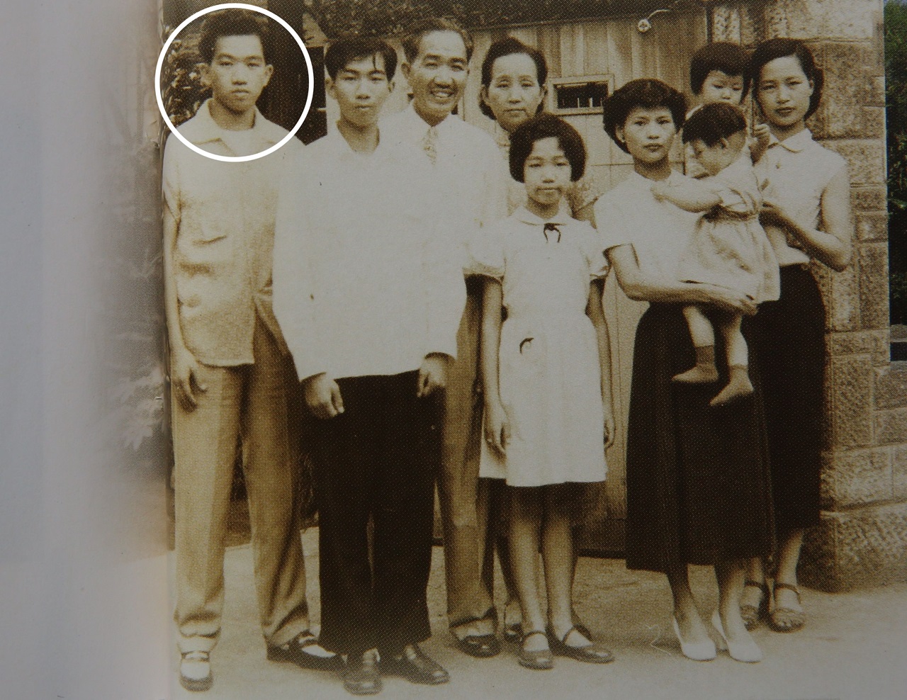 永豐餘集團第二代何政廷（白圈處）回想年輕時，語出驚人說，婚事是在機場相親而訂下的。（翻攝《台灣前輩企業家：何義傳略》）