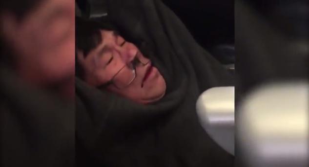 一名華裔男子慘遭航警拖下聯合航空班機。（翻攝網路）