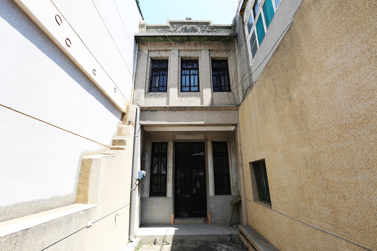 何家祖厝在台南安平延平街上，是一棟興建於1920年代西式洋樓。