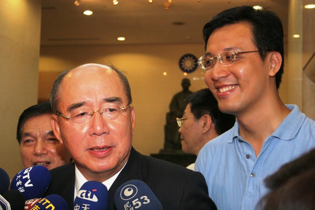 台北市議員吳志剛（右）桃花朵朵開，雖然Mayven與吳志剛看起來相當登對，但吳伯雄（左）對於兩人的關係相當惱怒。