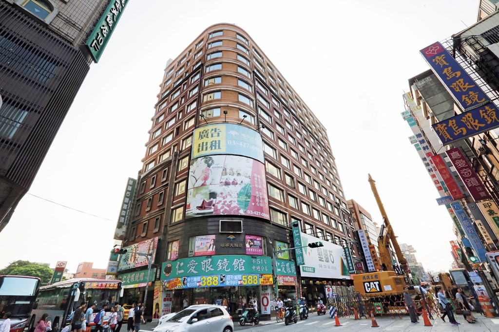 桃園福容飯店所在地是吳伯雄家的祖產，卻因為吳志剛經商失敗，部分樓層遭法拍。