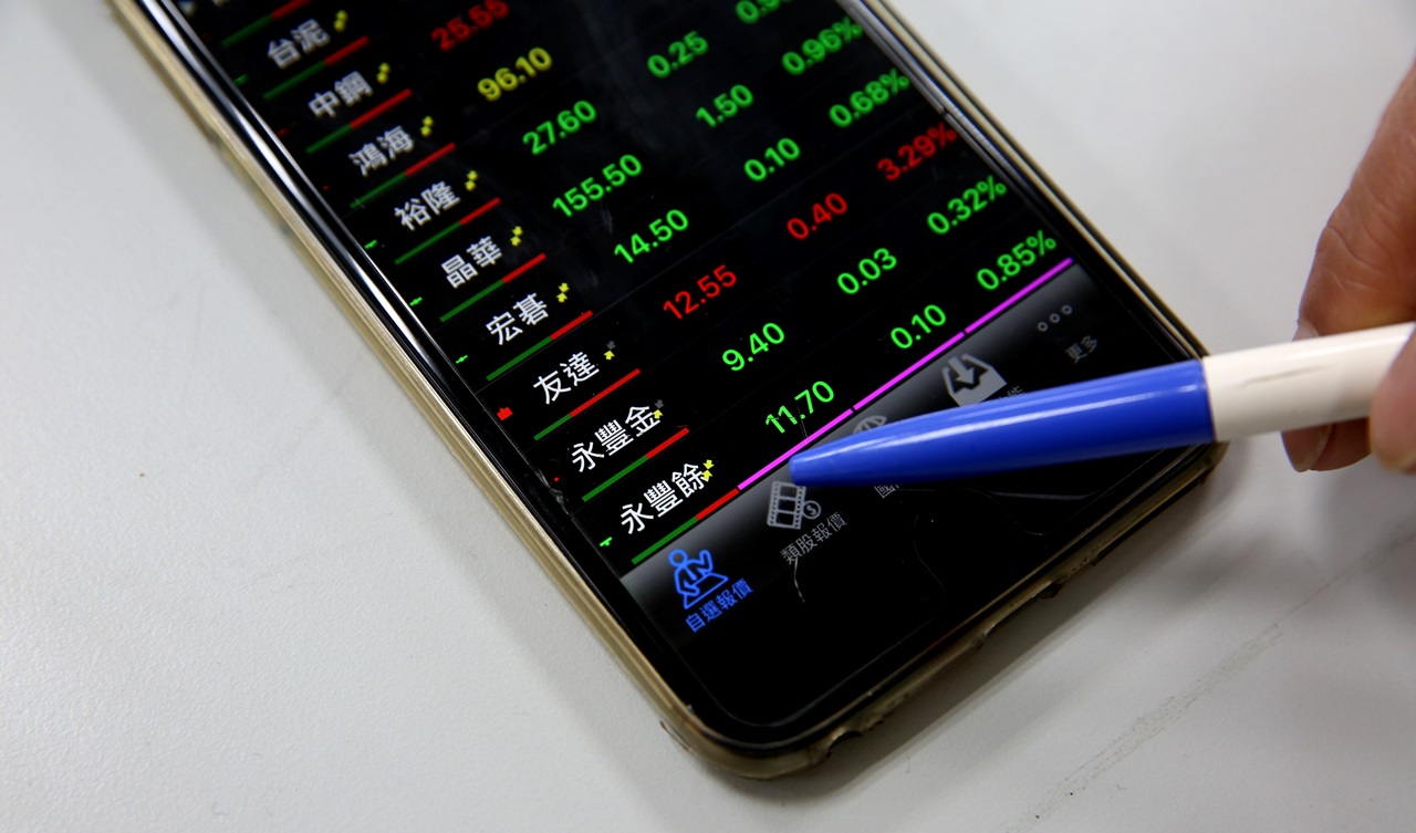 何政廷批評何壽川經營績效不彰，永豐餘和永豐金股價表現差。