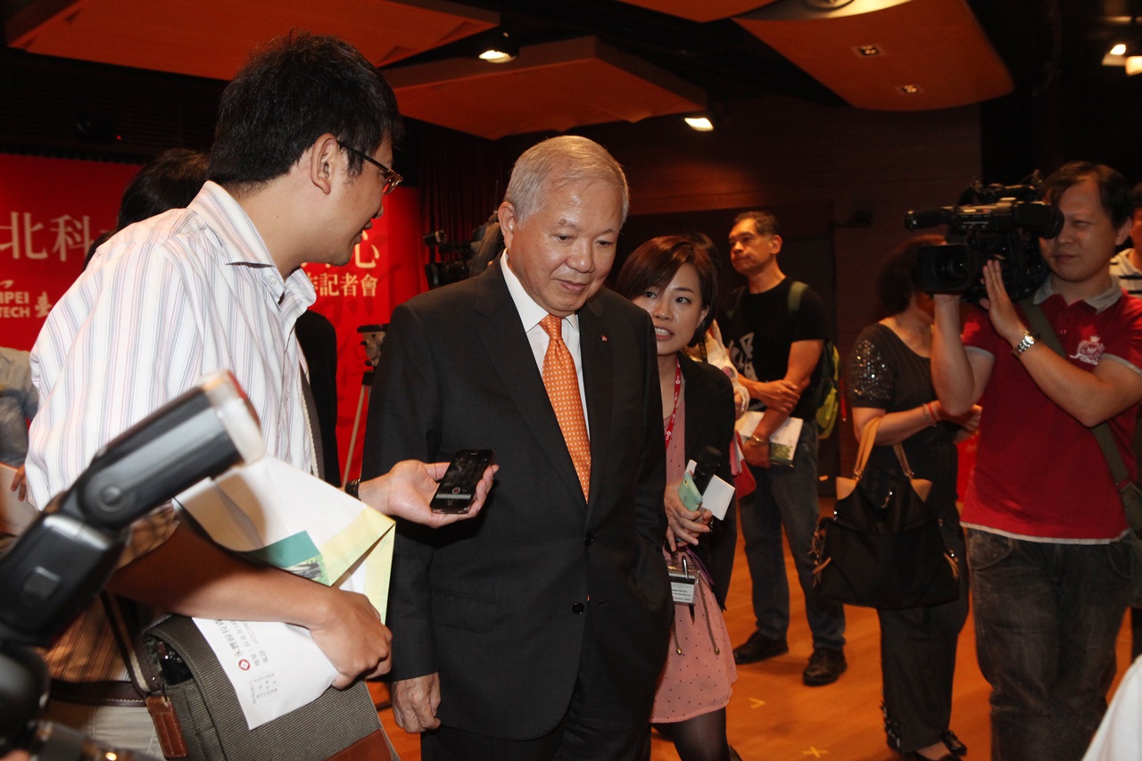 永豐餘集團總裁何壽川近來要面對內外紛爭，相當頭大。