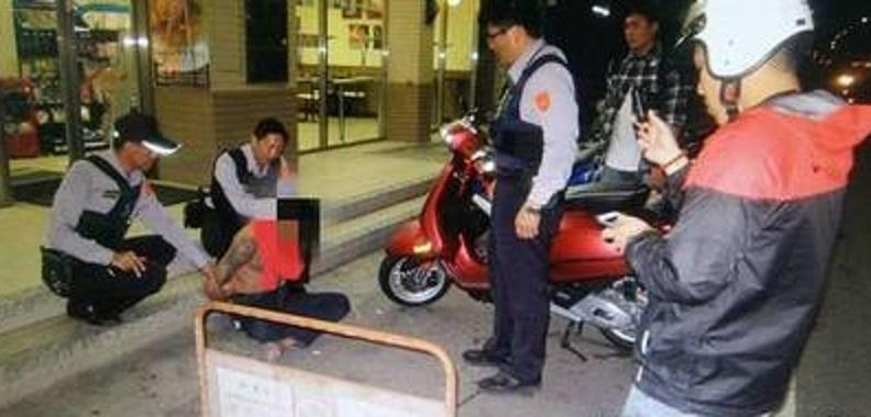 「大鵰哥」胯下藏吸食器，死命掙脫警方追捕，經朱姓現役軍人助陣，才將他順利制伏。