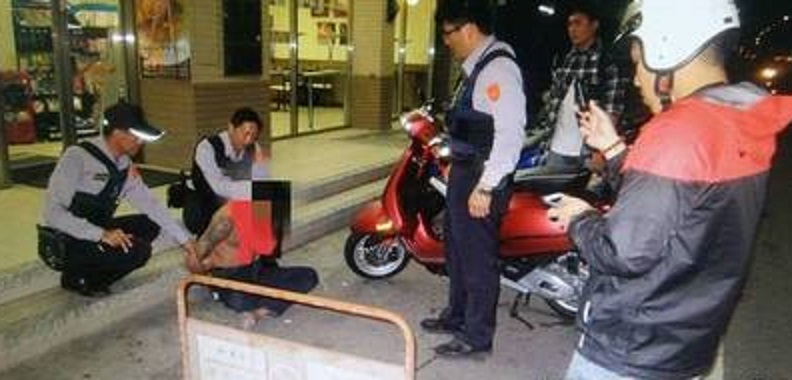 「大鵰哥」胯下藏吸食器，死命掙脫警方追捕，經朱姓現役軍人助陣，才將他順利制伏。