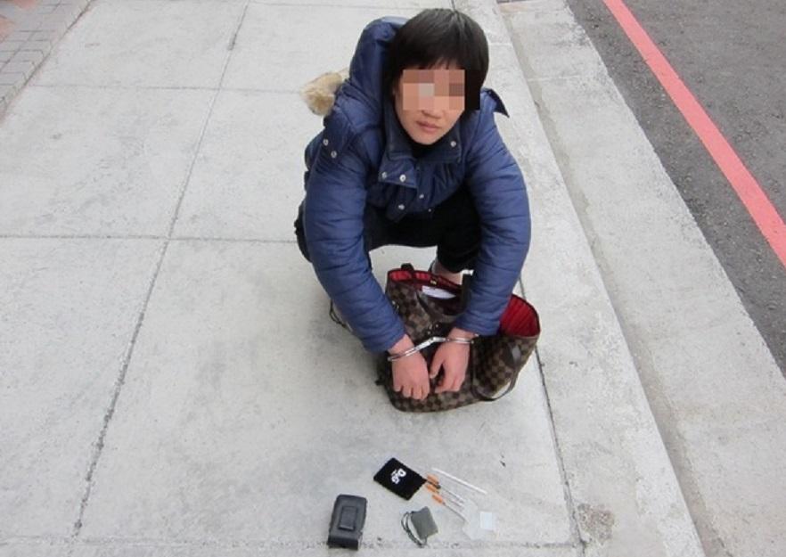保外就醫的陳姓女毒蟲,遇警盤查謊報胞姊名字,殊不知姊姊也一樣因毒品案被通緝。