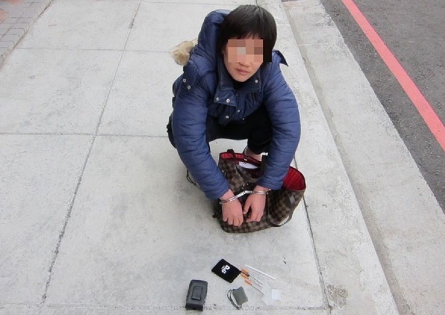 保外就醫的陳姓女毒蟲，遇警盤查謊報胞姊名字，殊不知姊姊也一樣因毒品案被通緝。