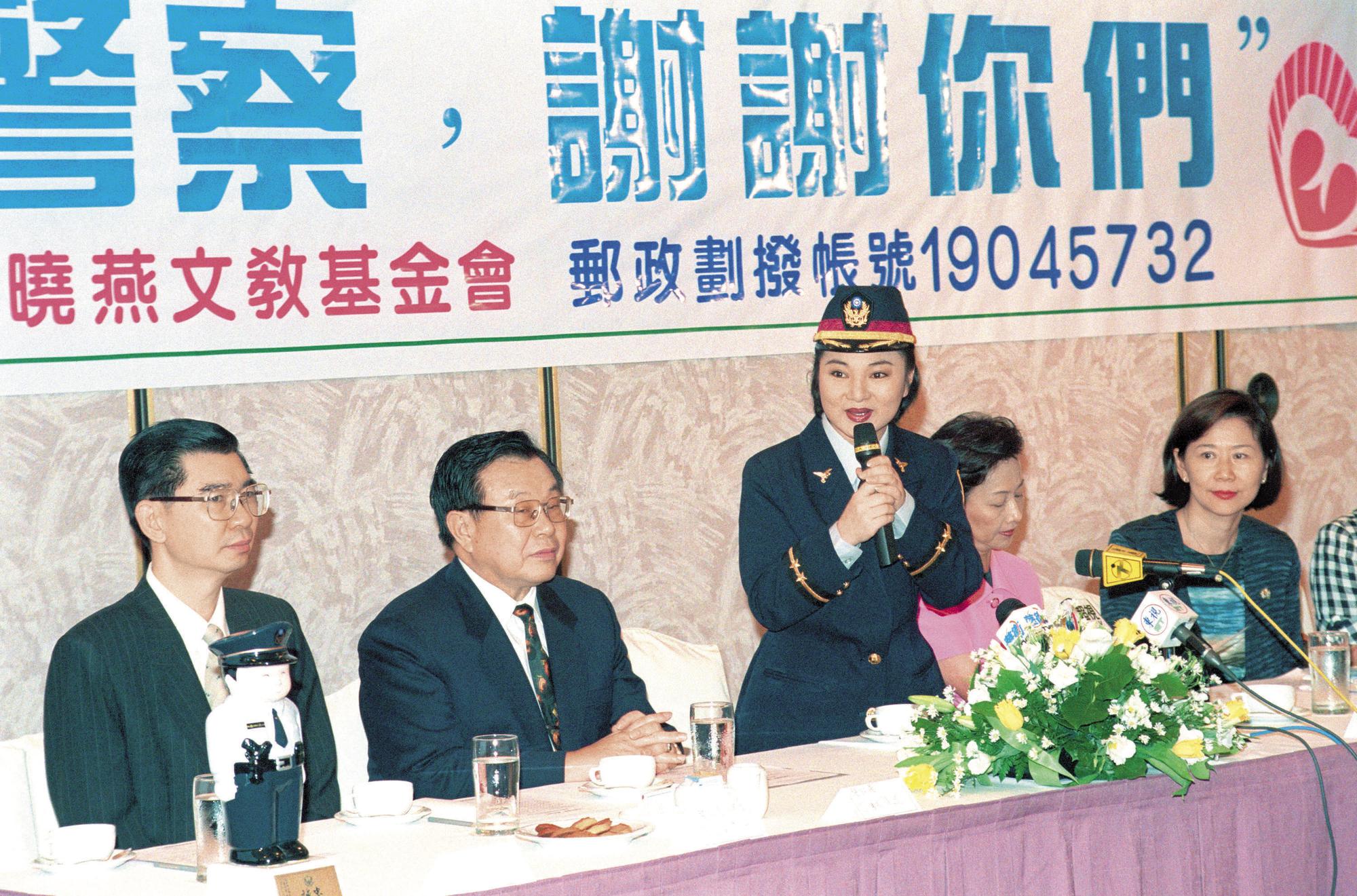 白冰冰(中) 成立白曉燕文教基金會,喚起社會對婦幼安全的重視,並投入反廢死運動。(中央社)