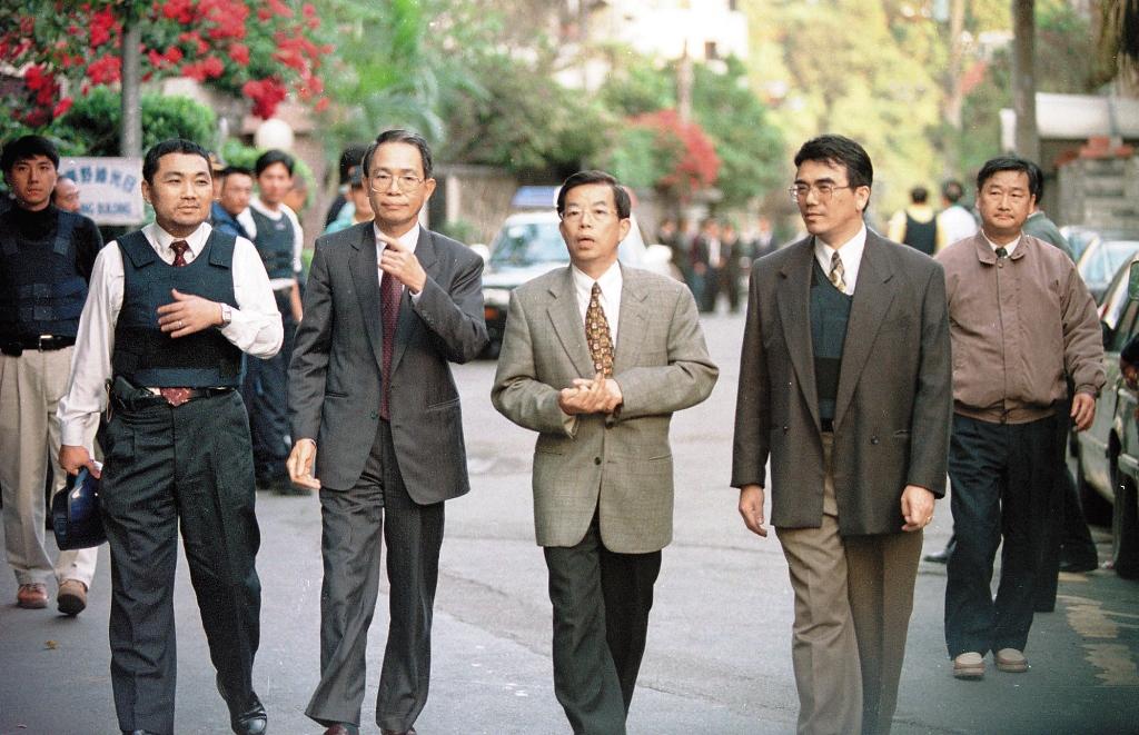 現為駐日代表的謝長廷（右2），曾出任陳進興妻子張素貞的辯護人，引發爭議，此後不再談論白案。（中央社）