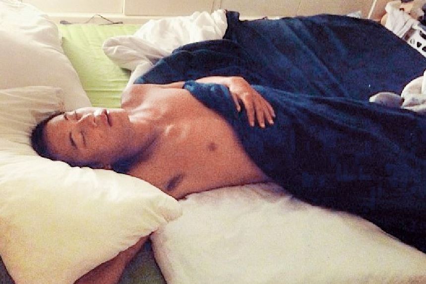 周玟君對蔣友青不離不棄8年，小倆口的點點滴滴都上傳網路，包括蔣友青的半裸床照，看起來毫無殺傷力。（翻攝自WENG JU IG）