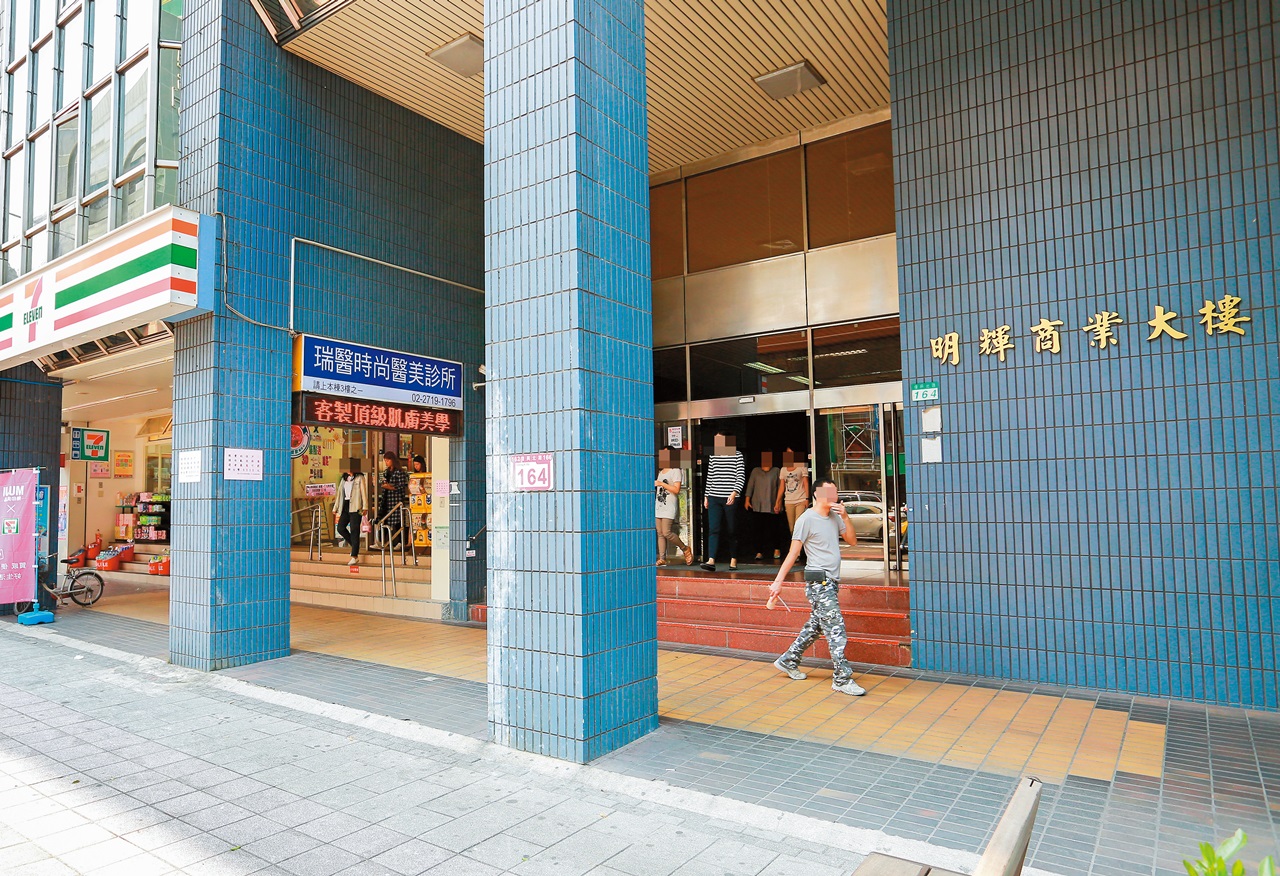「青周設計」在臉書上的位置標示在復興北路的某棟大樓,但本刊實際查訪,已經人去樓空。