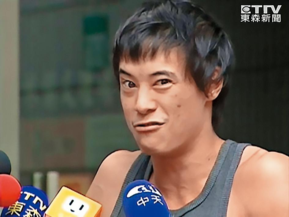 2013年蔣友青暴走，不僅眼睛暴凸、滿臉痘痘，成為媒體追逐的焦點，也是外界取笑的對象。（翻攝自東森新聞）