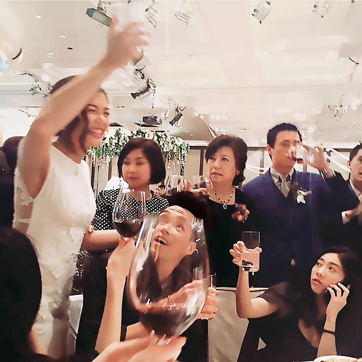 周玟君（左）在婚宴上看來喝得很嗨，蔣方智怡（右二）看傻了眼，而蔣友青（右一）相對則冷靜許多，他們一桌一桌敬酒。（翻攝自TEINWAWA IG）