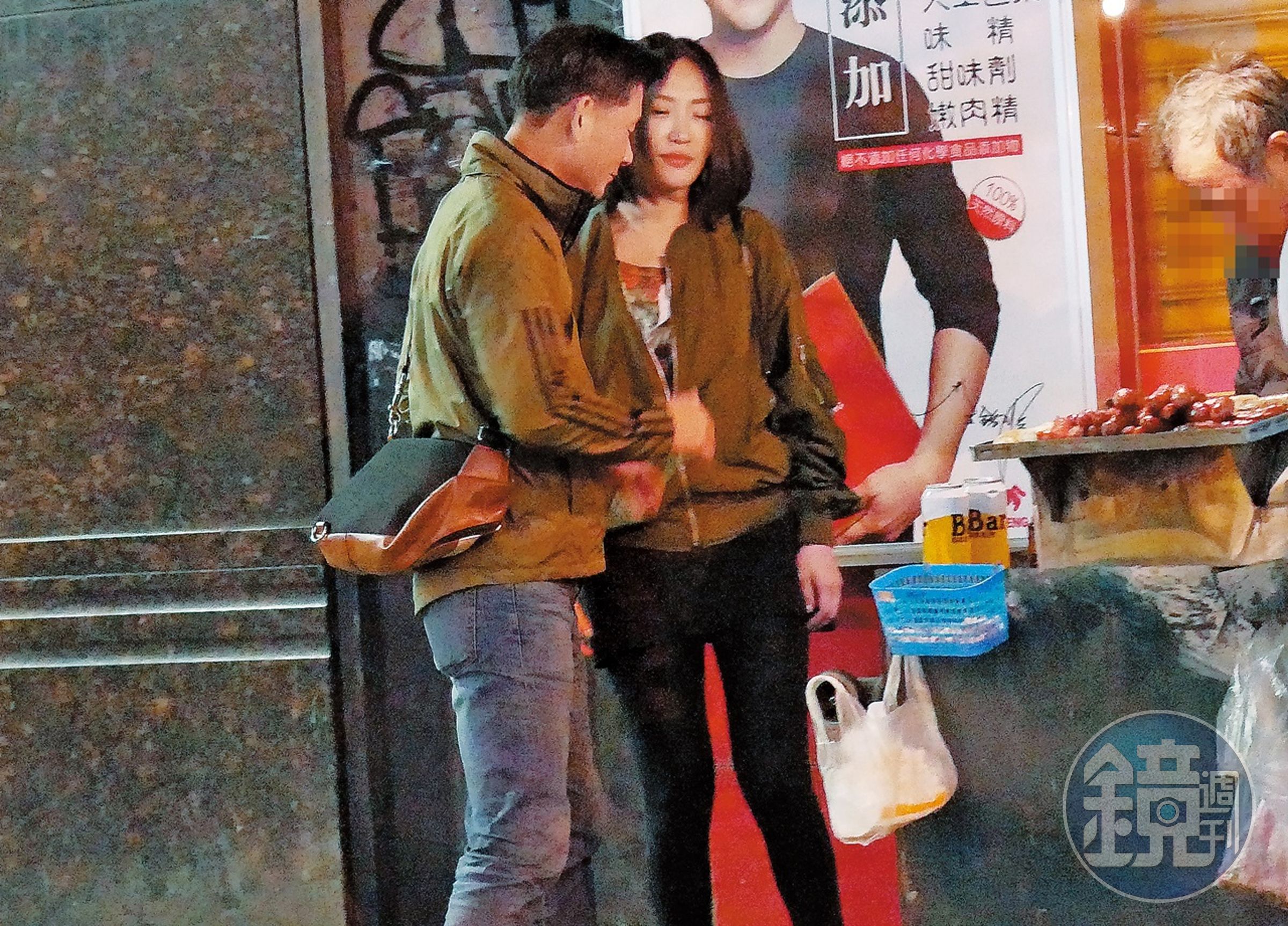 新女友緊黏戴錫欽，非常撒嬌。