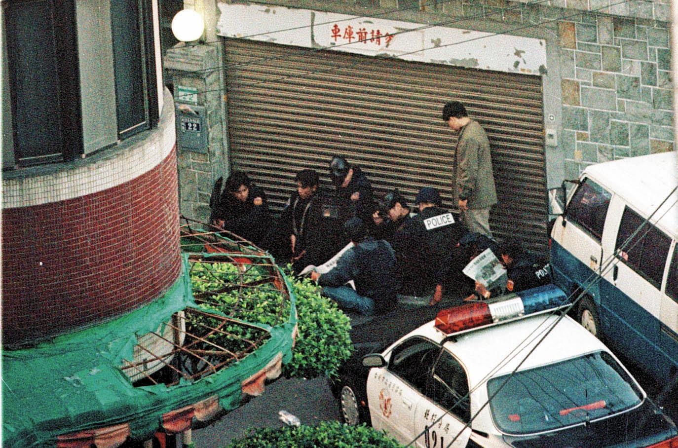 陳進興闖入南非武官卓懋祺官邸挾持一家6口,警方在門口嚴陣以待。(中央社)