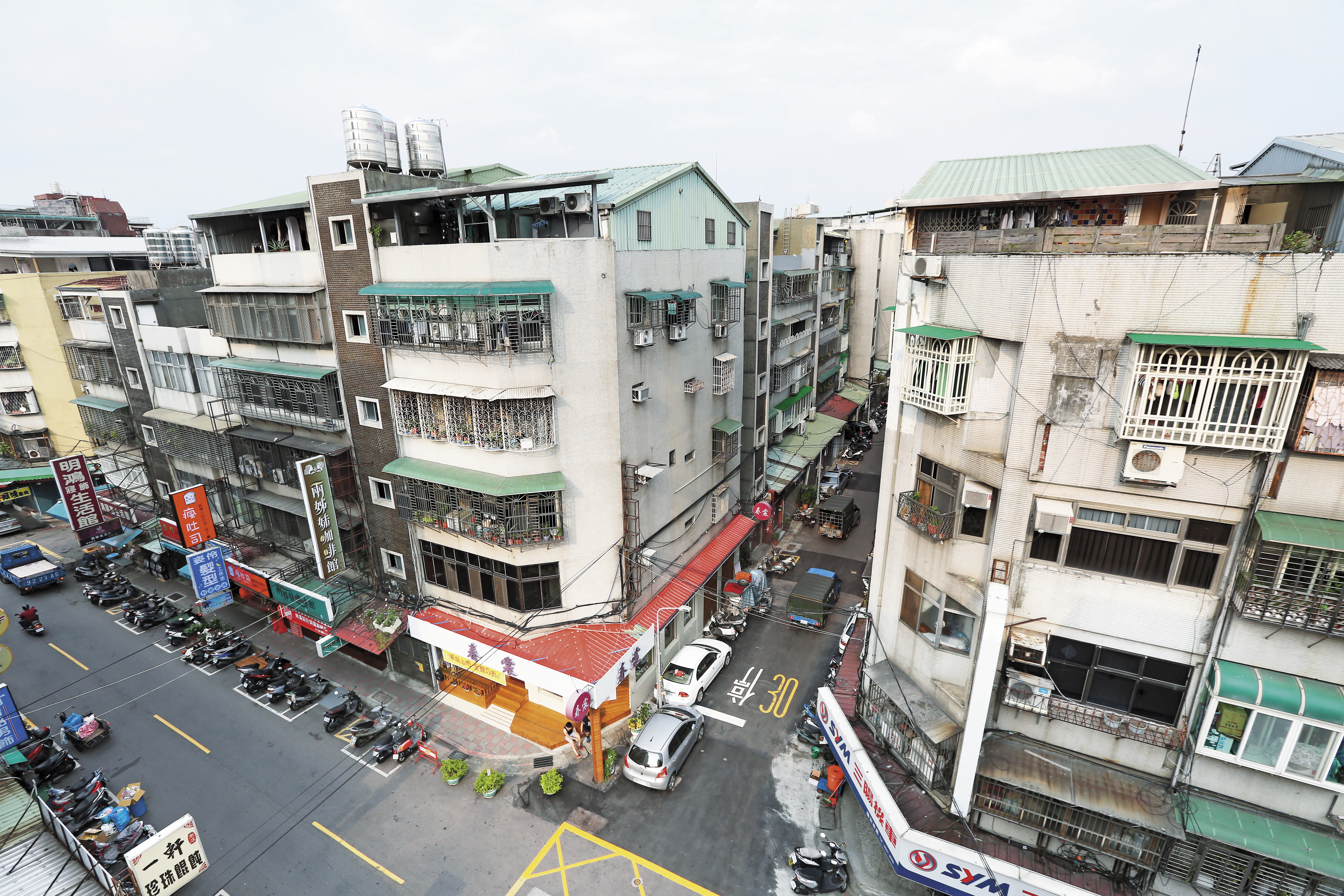 當年警方在五常街圍捕林春生、高天民時,2人在公寓間穿梭開槍,周遭店家怕被波及,匆匆拉上鐵門。