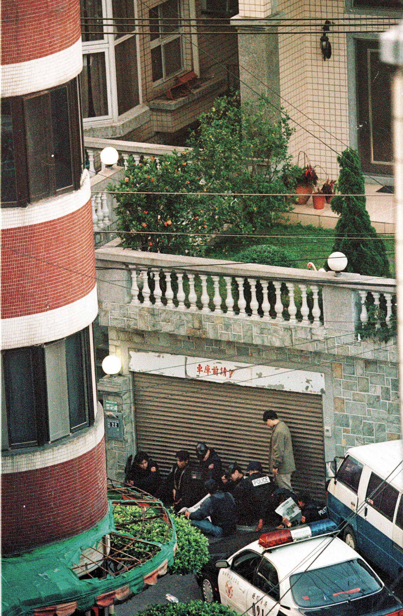 陳進興闖入南非武官卓懋祺官邸挾持一家6口,警方在門口嚴陣以待。(中央社)