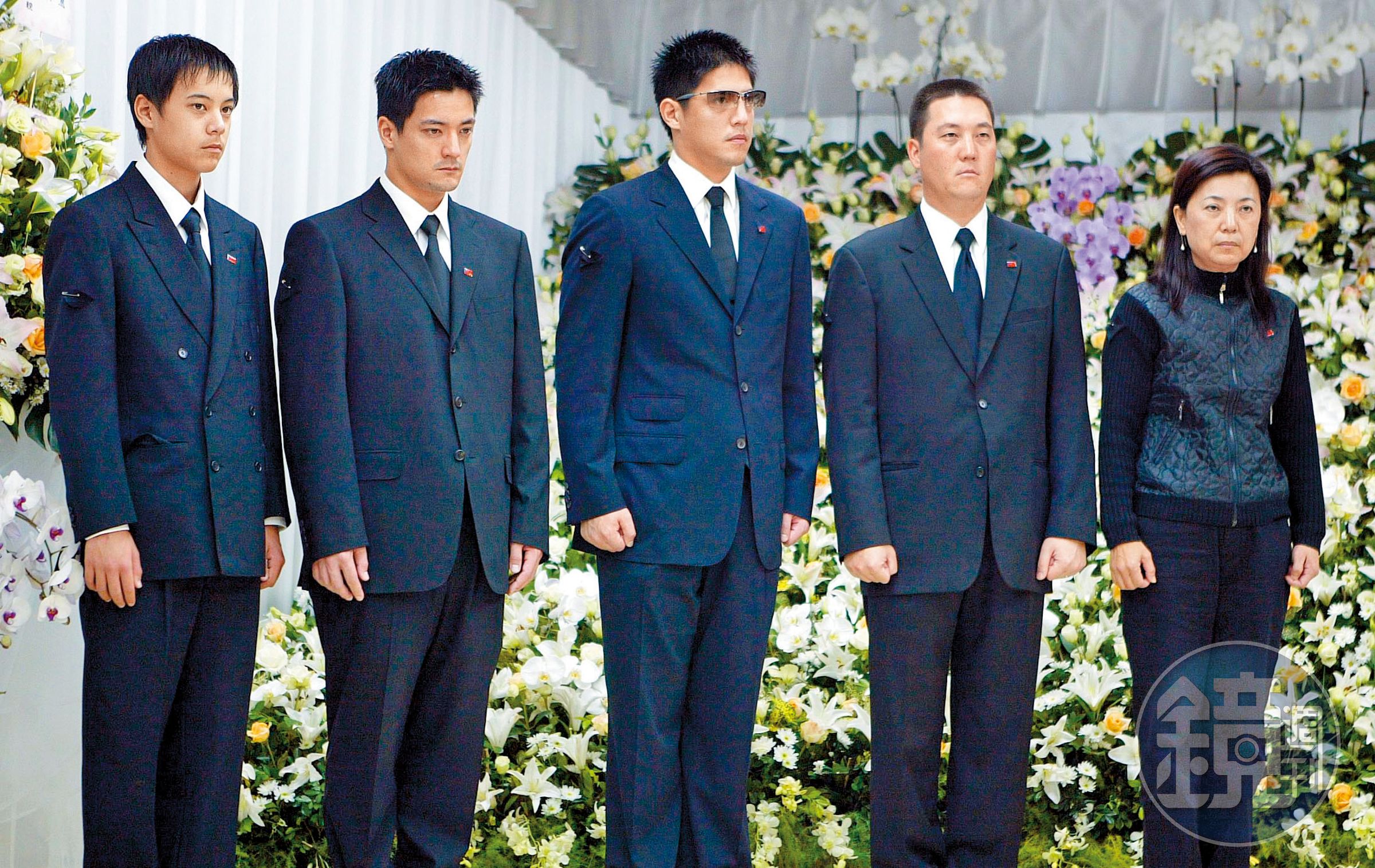 蔣方良過世時，媳婦蔣方智怡（右起）及孫子蔣友松、蔣友柏、蔣友常、蔣友青皆有出席，神情哀戚。（聯合知識庫）