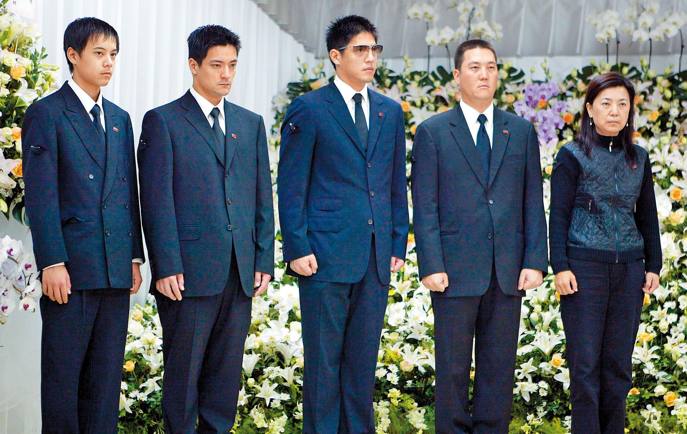 蔣方良過世時，媳婦蔣方智怡（右起）及孫子蔣友松、蔣友柏、蔣友常、蔣友青皆有出席，神情哀戚。（聯合知識庫）