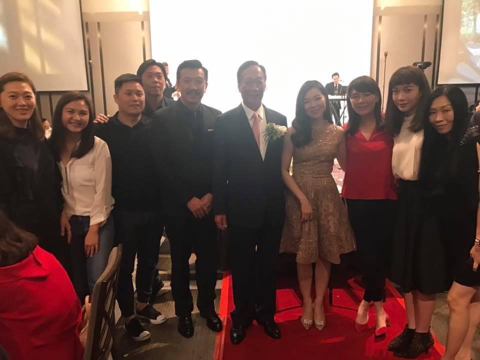 郭台銘夫妻在婚禮會場,被李家親友團與伊林名模們包圍搶著合照。