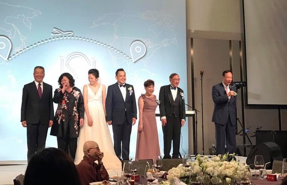 鴻海安全長李德威的女兒、伊林名模李培毓4月9日出嫁,請到鴻海集團董事長郭台銘上台致詞祝賀新人,。
