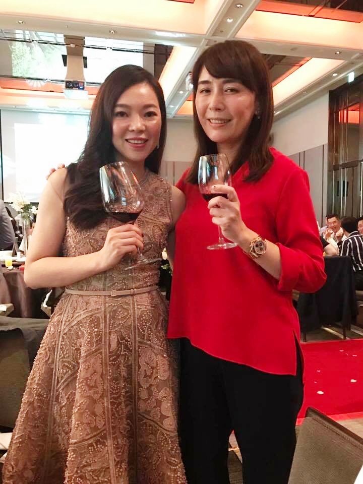 左為郭台銘第二任妻子曾馨瑩，右為伊林娛樂總經理陳婉若。