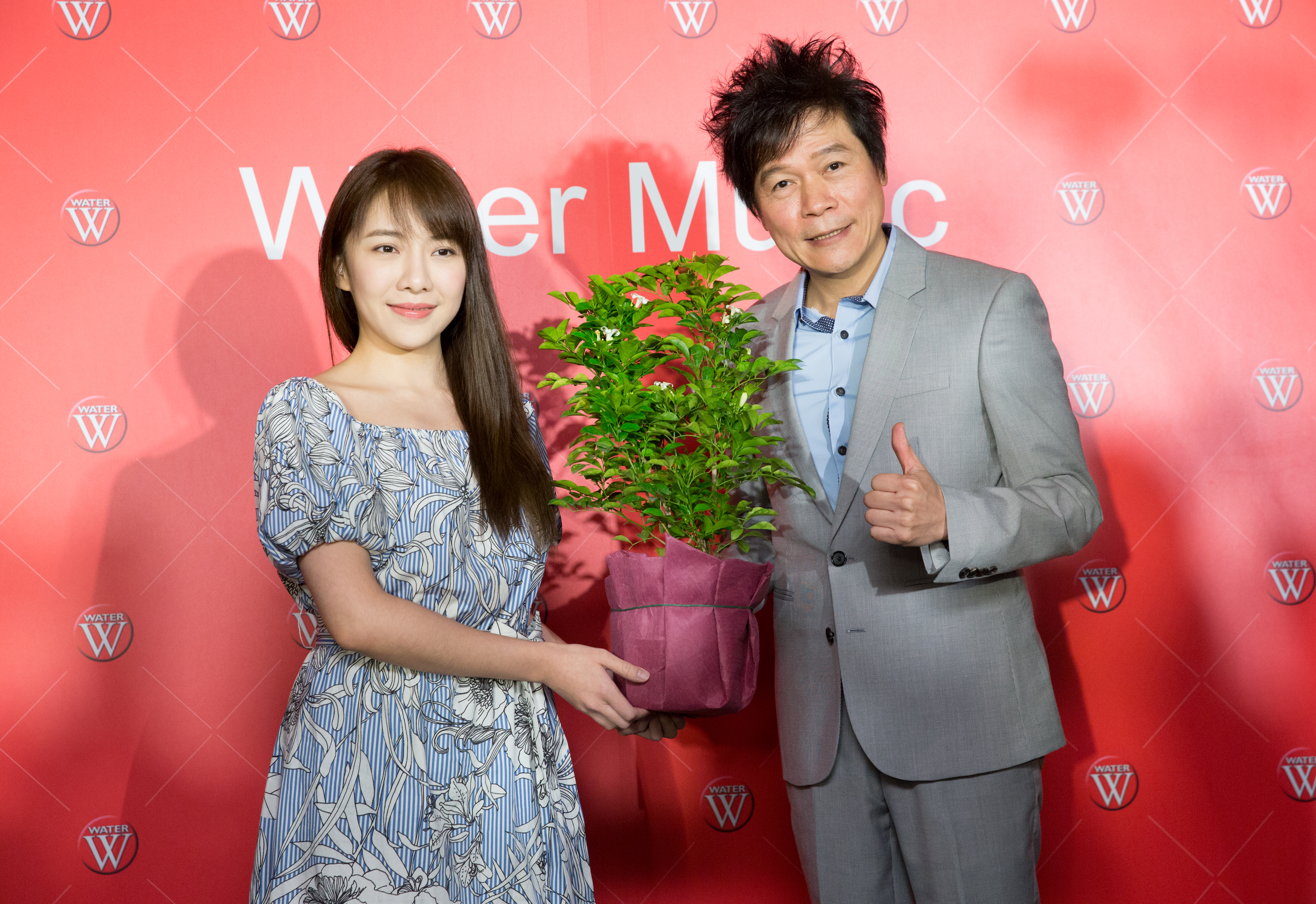 沒有前妻陳施羽站台，卻找來了另一位女歌手林為音（左）送盆栽祝福。