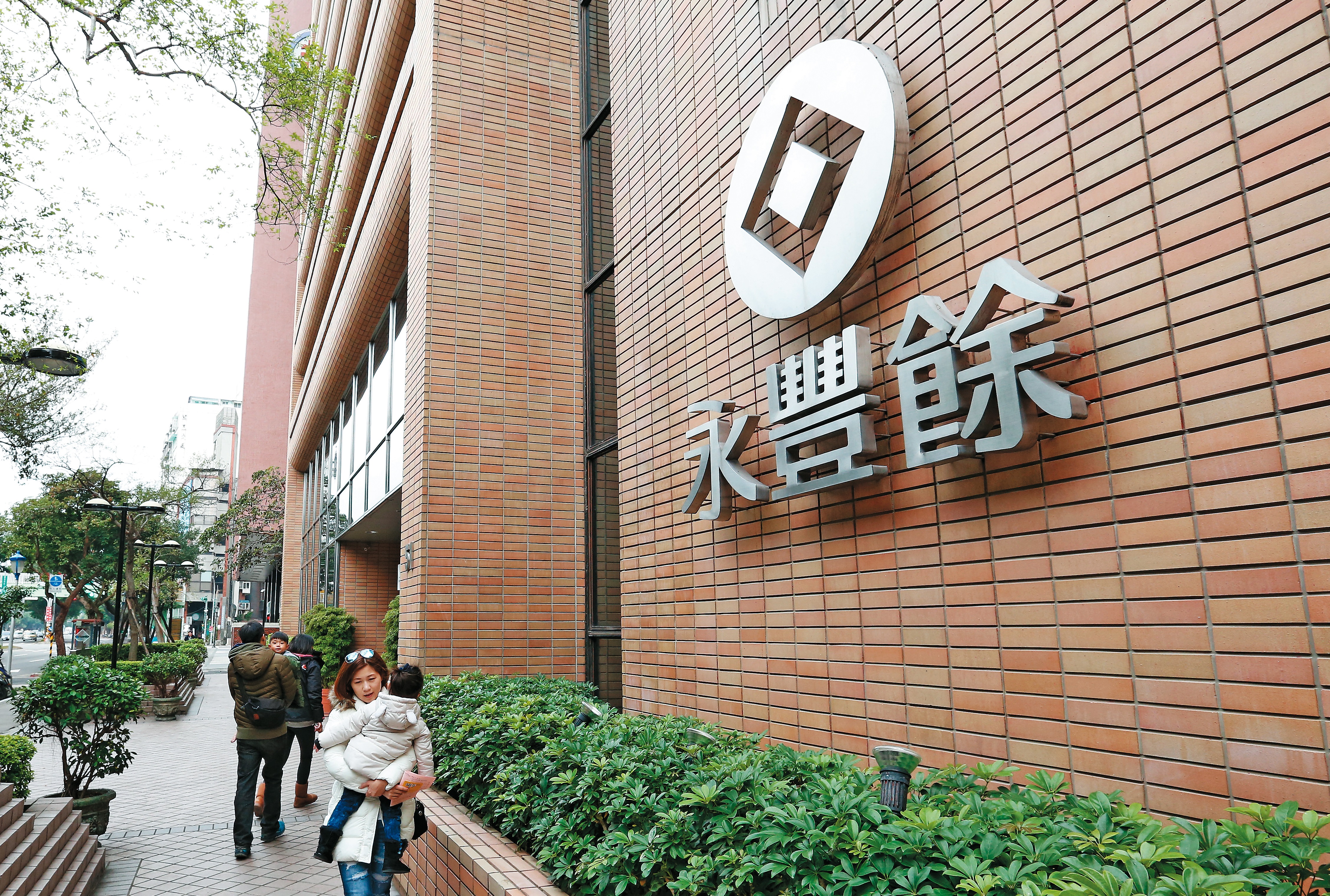 永豐餘集團資產1.74兆，驚傳大股東何家堂兄弟內鬨，何壽川的堂兄何政廷賣股。