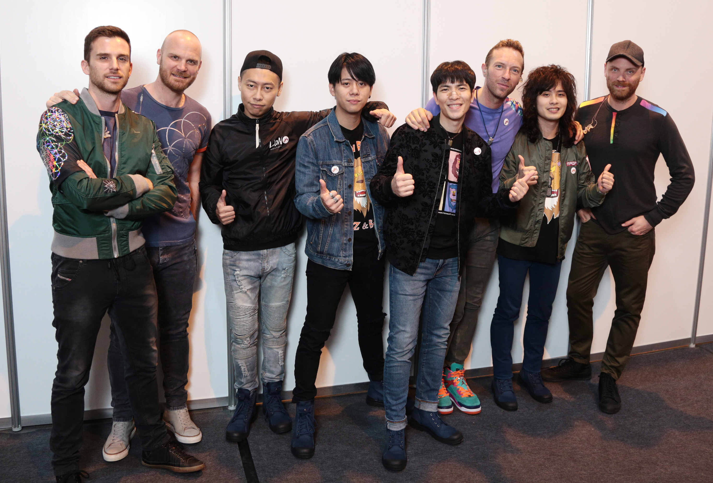 蕭敬騰與獅子合唱團特別在COLDPLAY開唱前到後台致意。 圖：華納提供