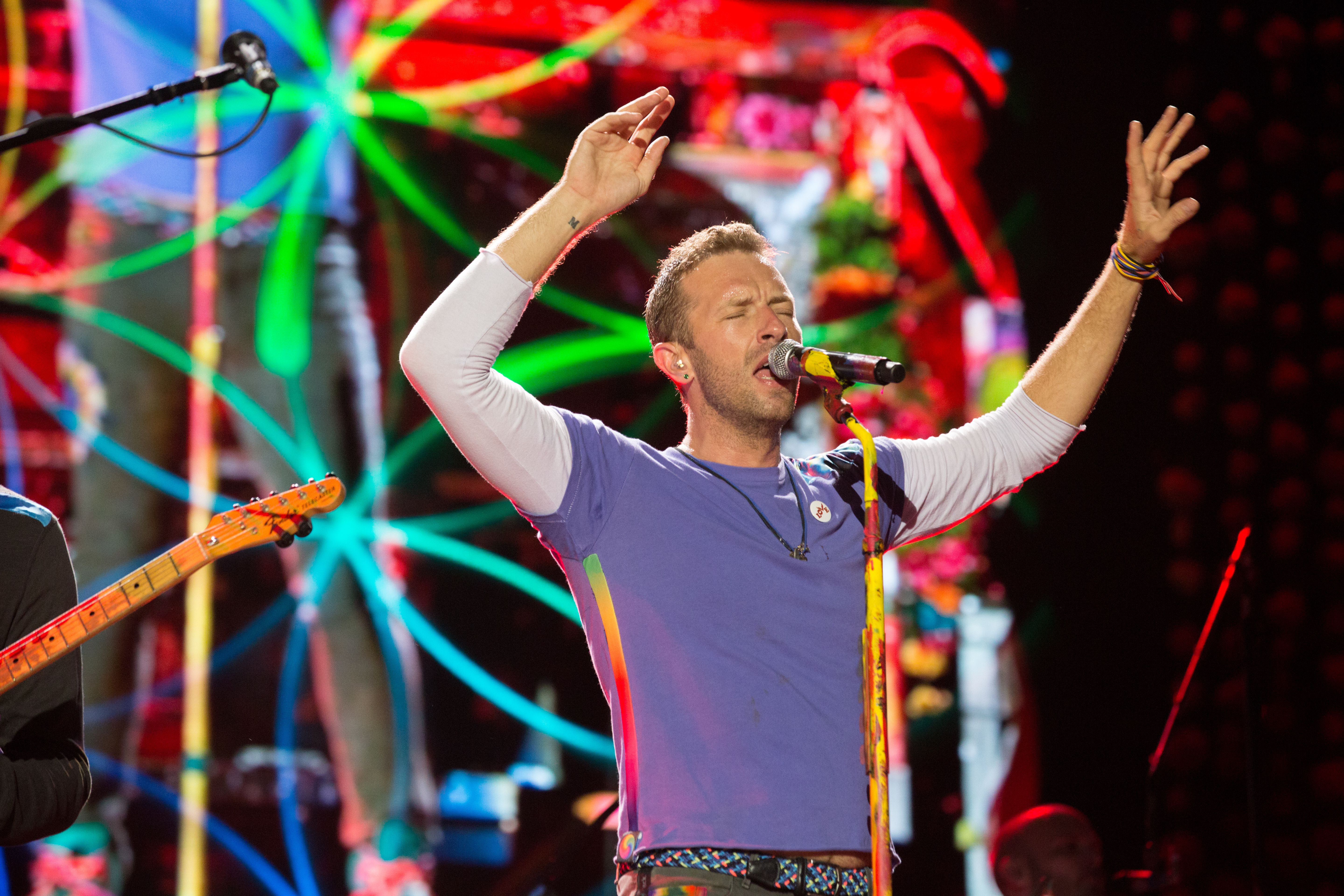 COLDPLAY酷玩樂團桃園開唱，吸引4萬歌迷朝聖。