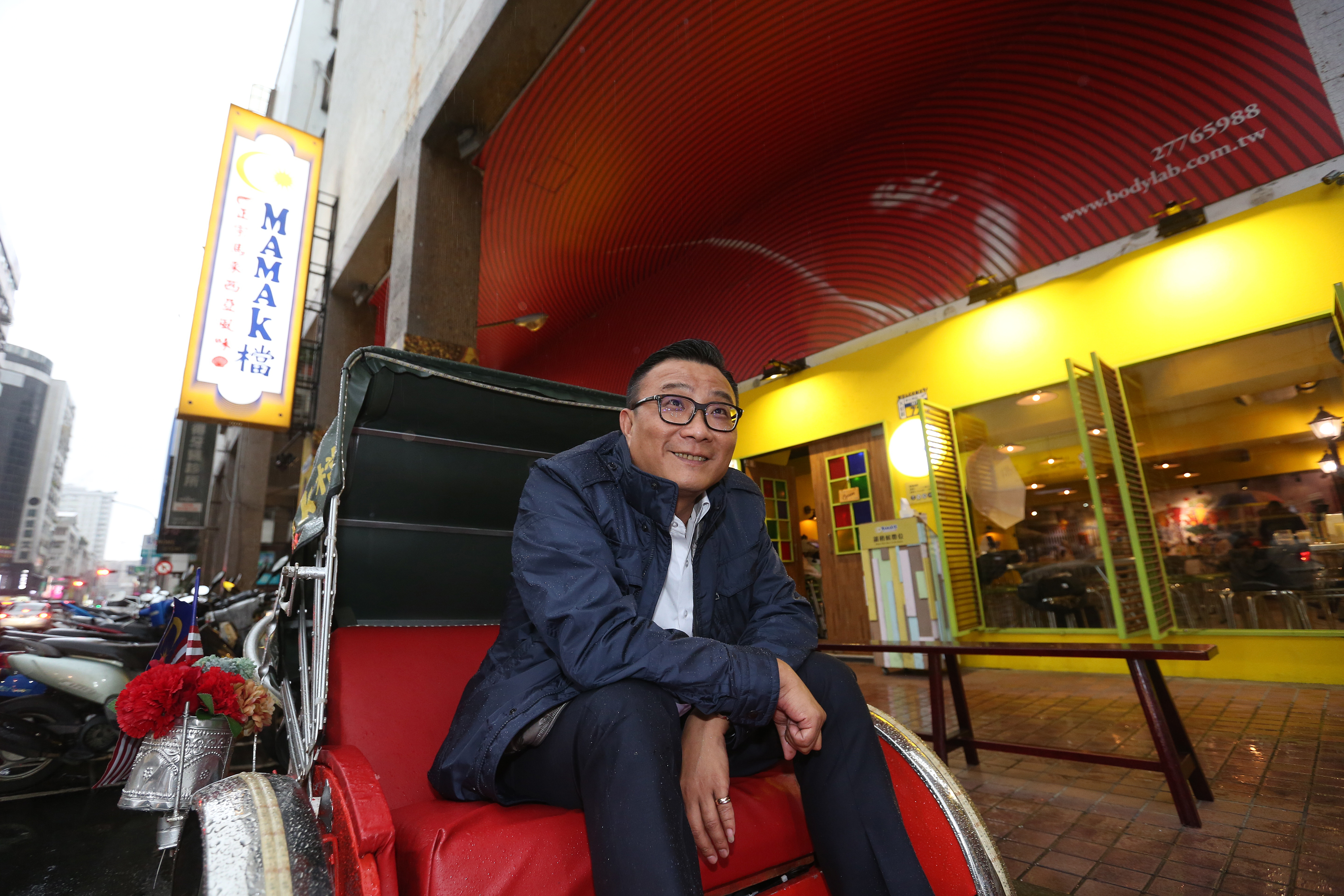 練就敢衝不怕死的個性，鄭凱隆將「歇腳亭」開到18個國家，還開餐廳「MAMAK檔」。