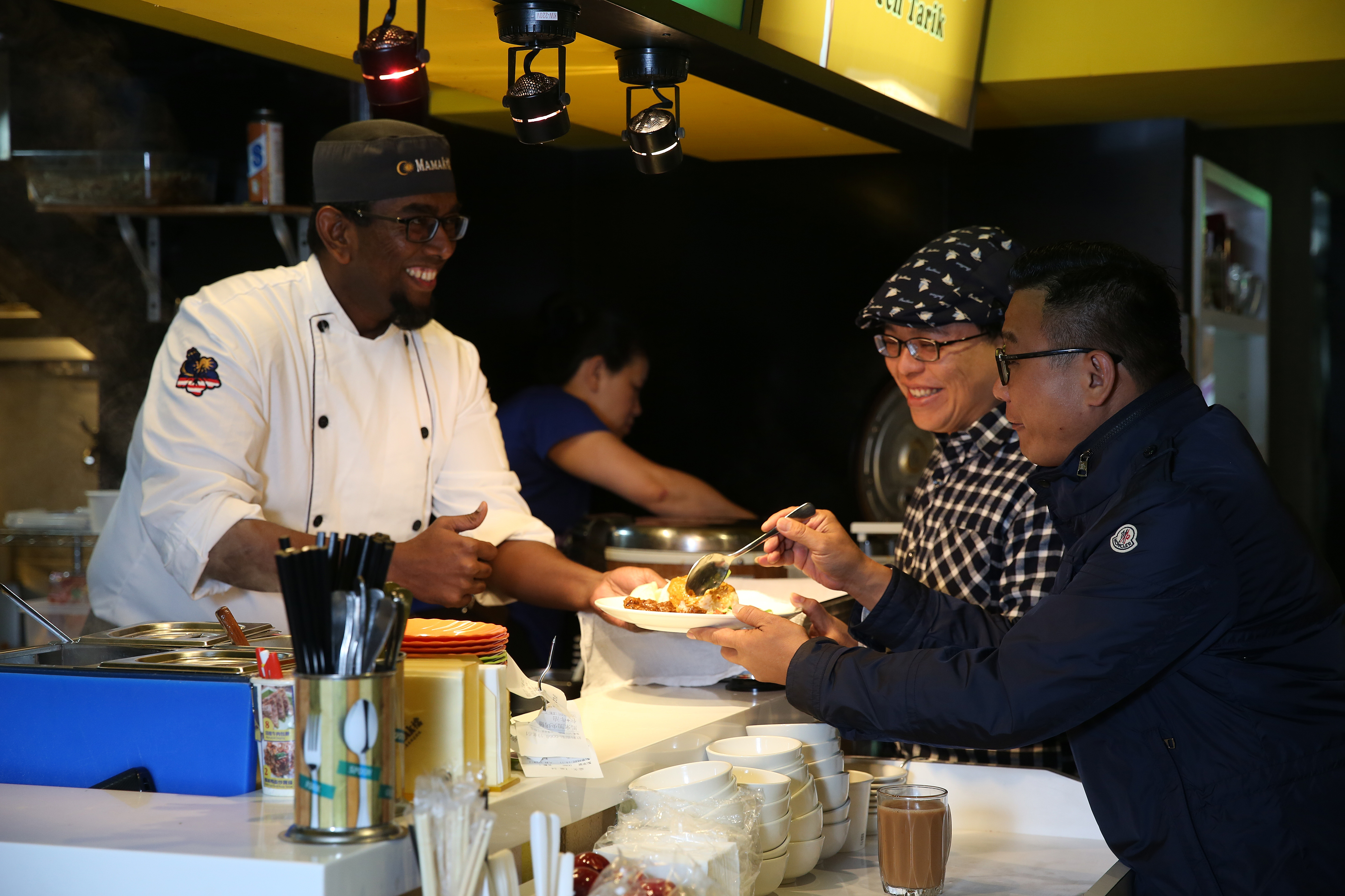 無論是創業早期店數少，還是現在成了跨國餐飲集團，鄭凱隆（右1）管理員工，都走搏感情路線。