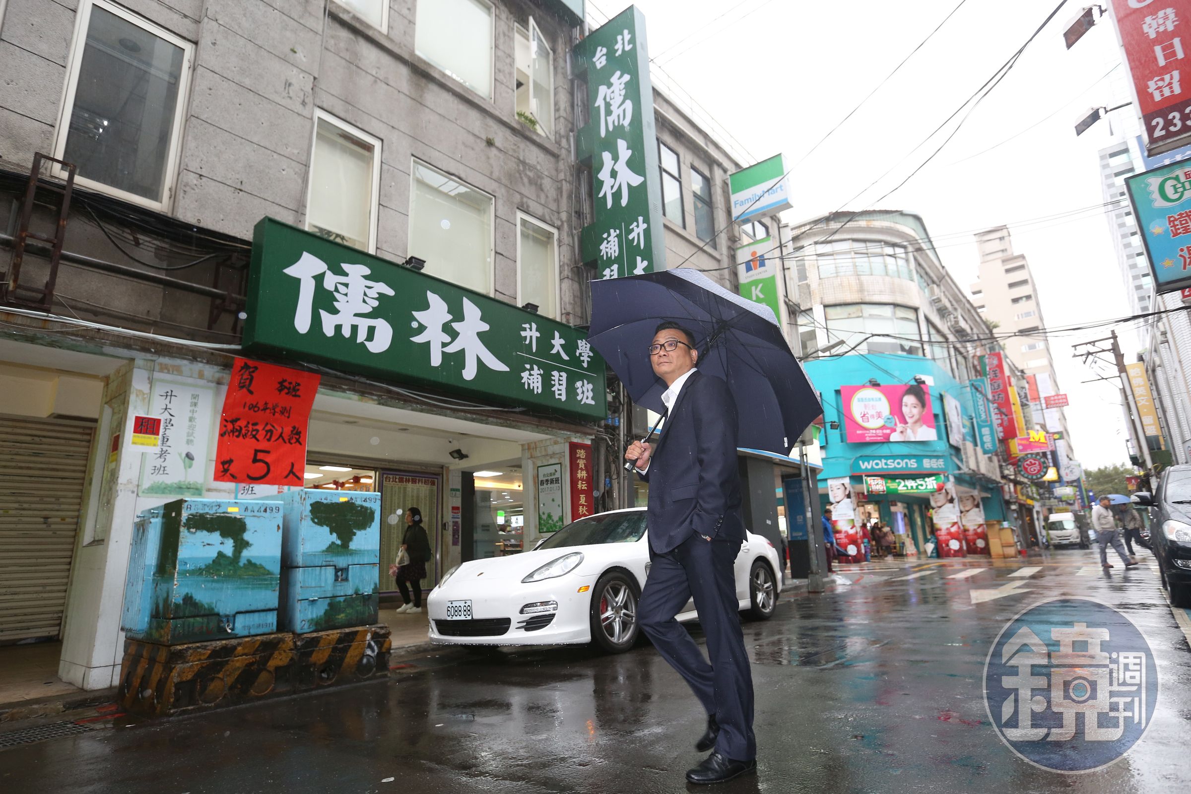 在補習班一級戰區的南陽街開歇腳亭，鄭凱隆回憶說，許多學生從客人喝到變員工，跟他感情很好。