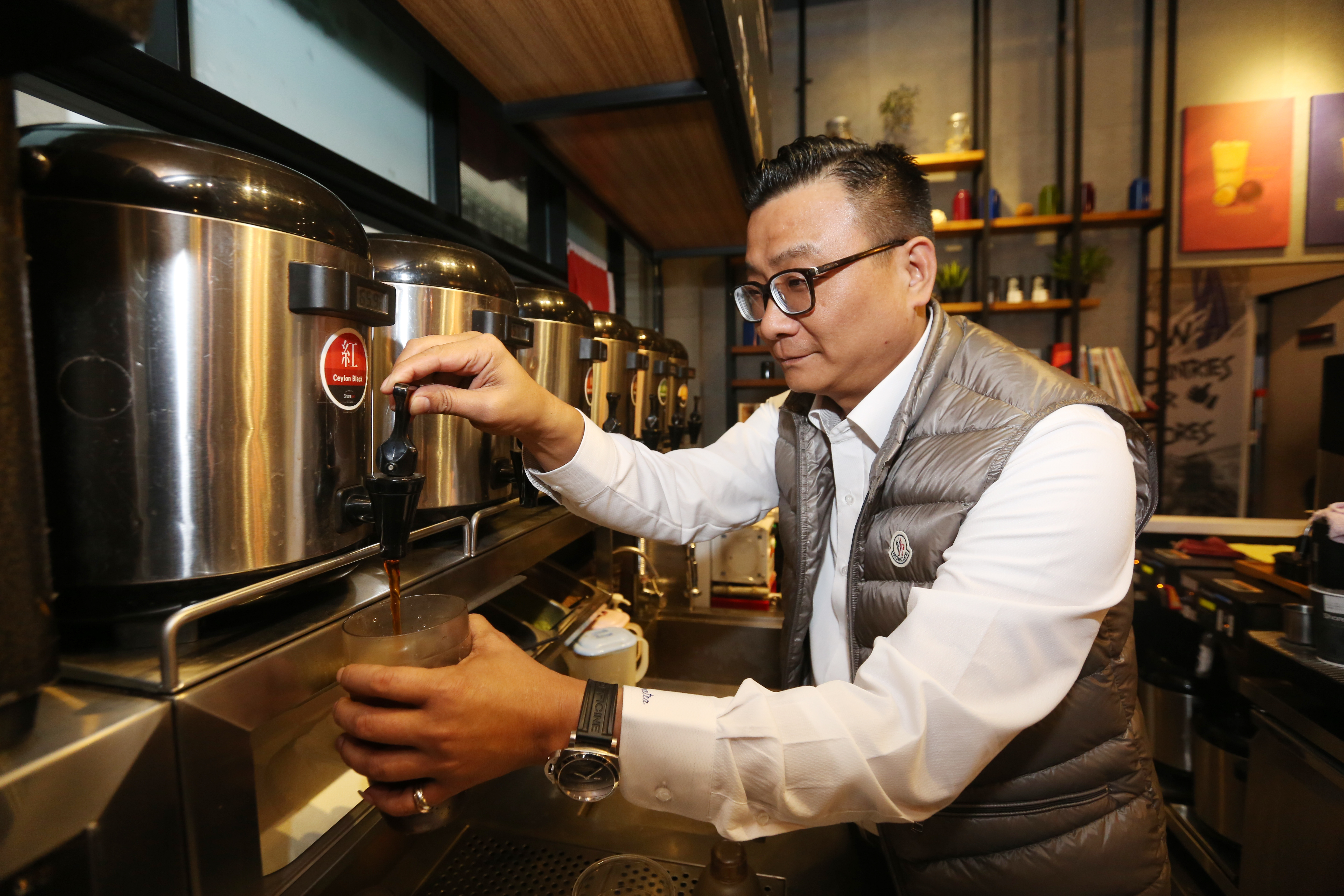 鄭凱隆22歲時創業開「歇腳亭」，如今已走過25個年頭。