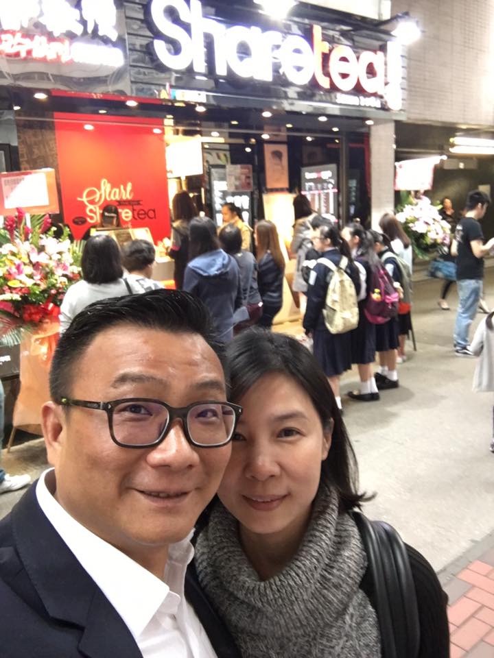 在臉書不時放上和太太放閃的照片，鄭凱隆很常帶老婆到各國巡店。（翻拍自鄭凱隆臉書）