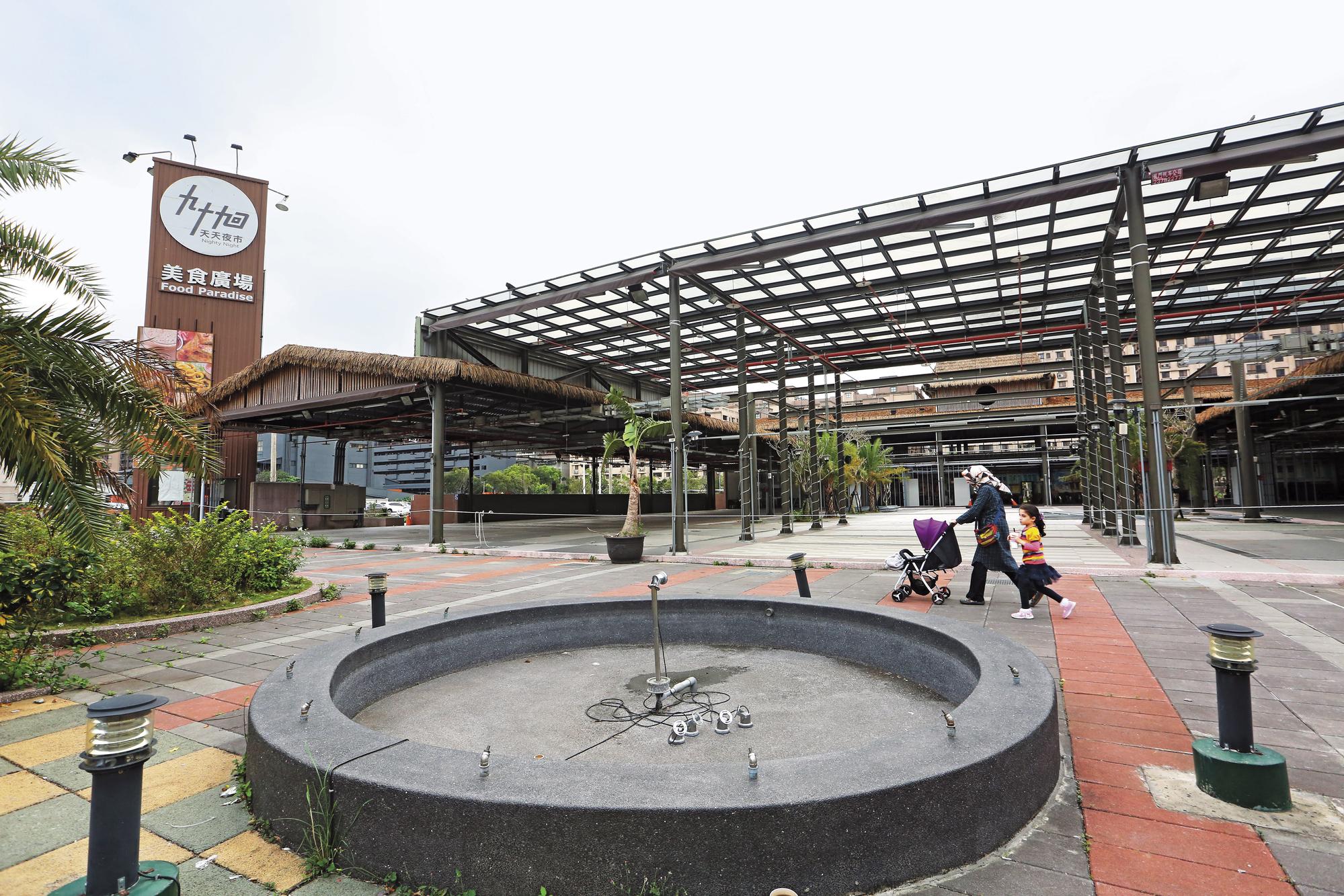 2015年鄭凱隆在新店安坑開4千坪的「九十九回天天夜市」，主打南洋風小吃，開業不到1年後已暫停營運，但鄭凱隆強調夜市將擴大經營，重新營業。