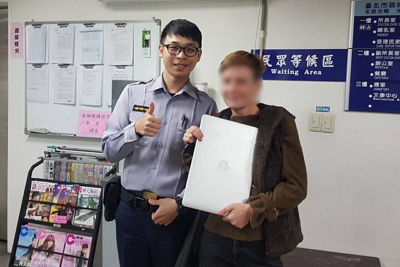 到光明派出所領回筆電後,義大利藝術家十分感謝員警,倆人開心留影。