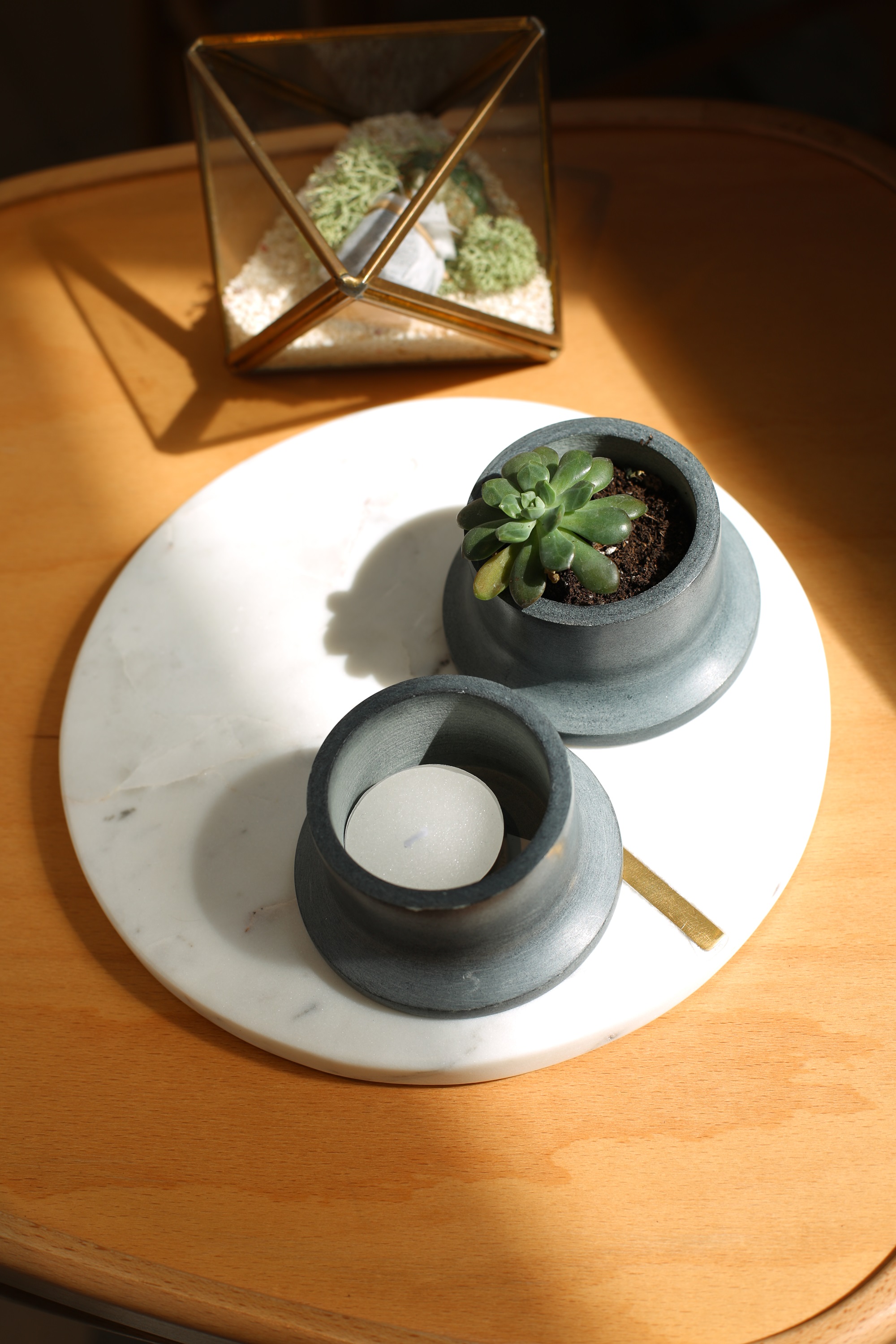 來自澳洲的「Lightly」滑石燭台（1,080元／個）可當花器和多肉的家，超卡哇伊。黃銅大理石盤（1,880元／個）也是「Lightly」。