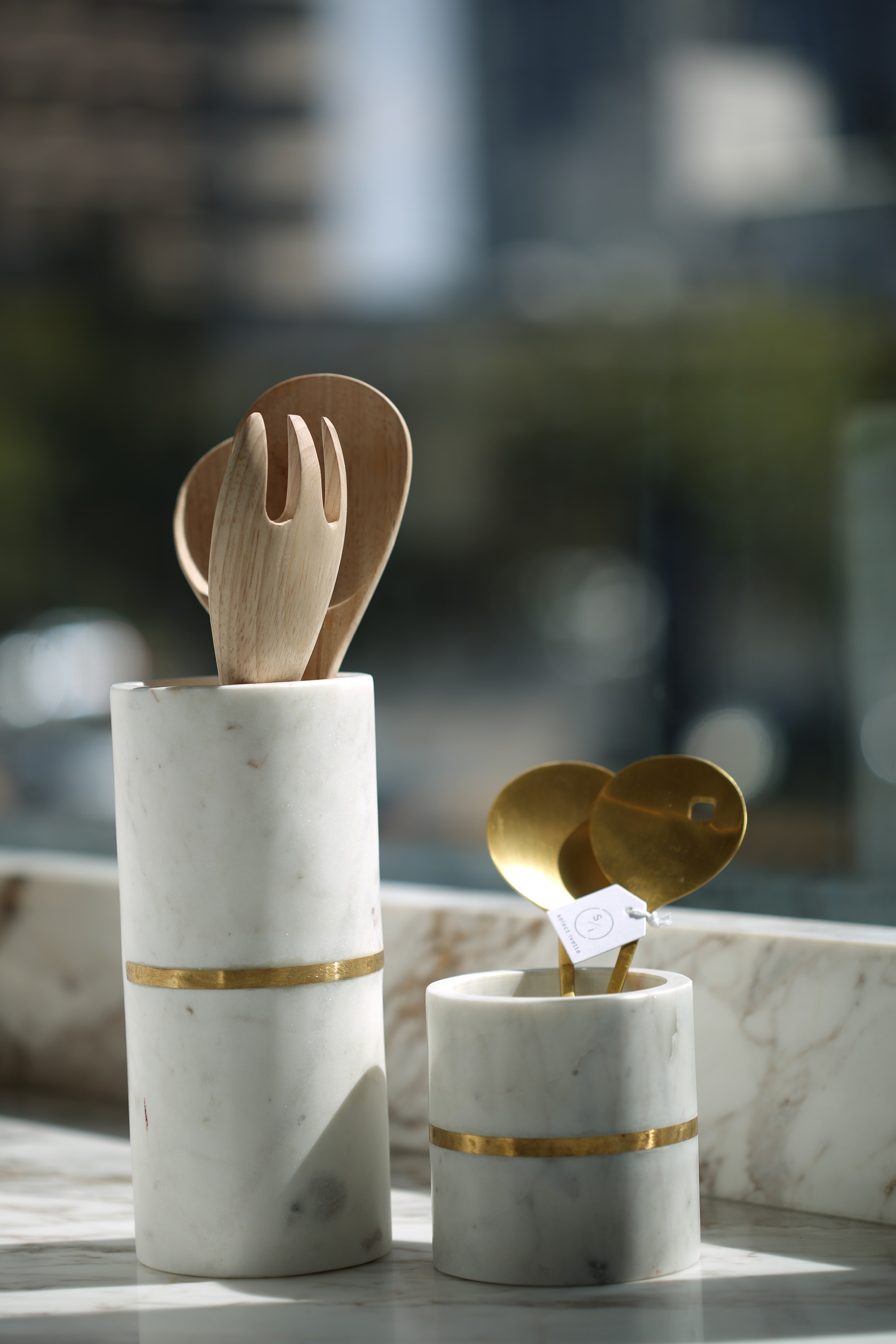 「Lightly」黃銅收納罐，是品牌慶祝10歲生日發表的限量商品，把餐匙收進來，還廚房優雅風景。（大，3,880元／個、小，2,680元／個）