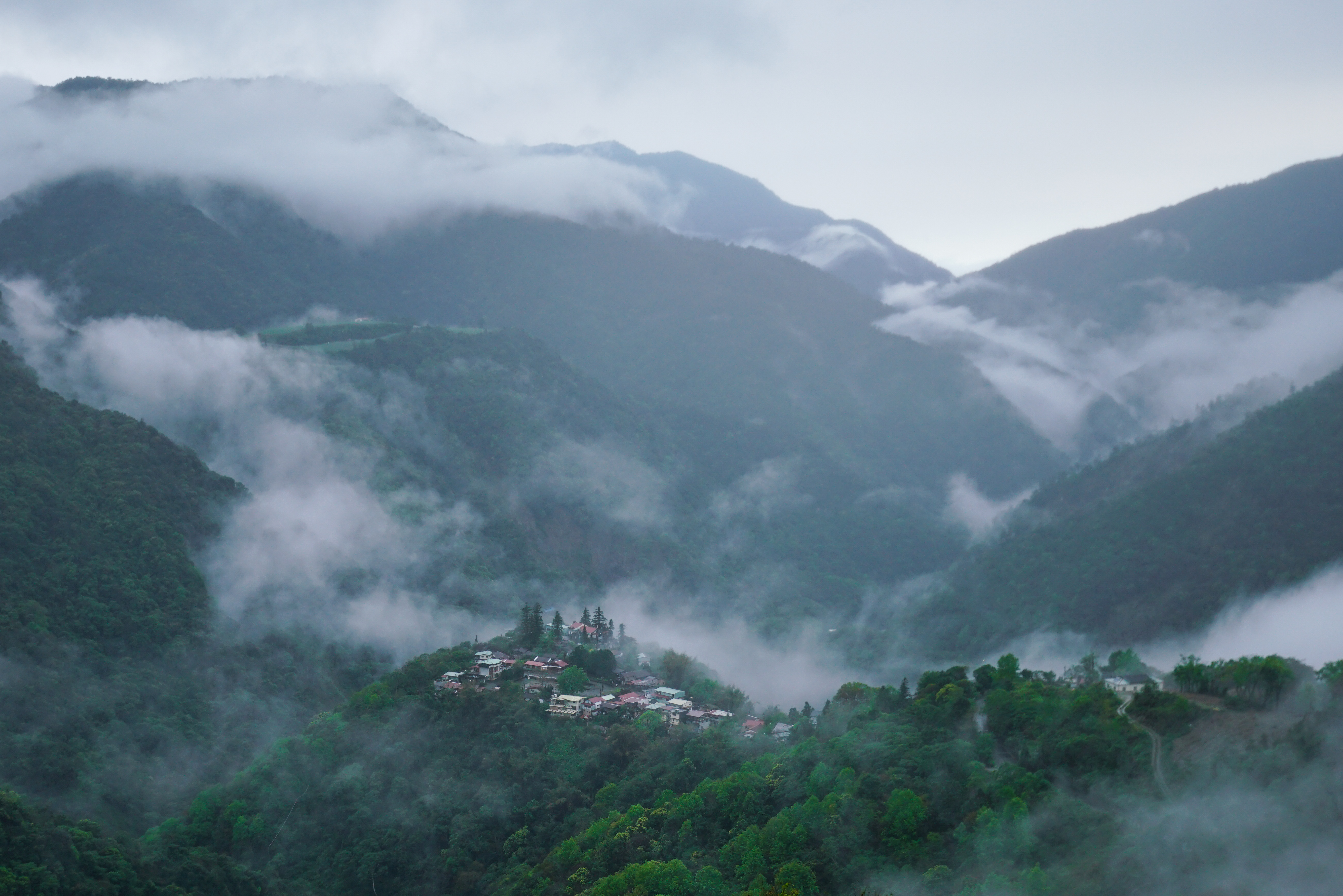 雲霧繚繞的天空之城，吸引人一探究竟。