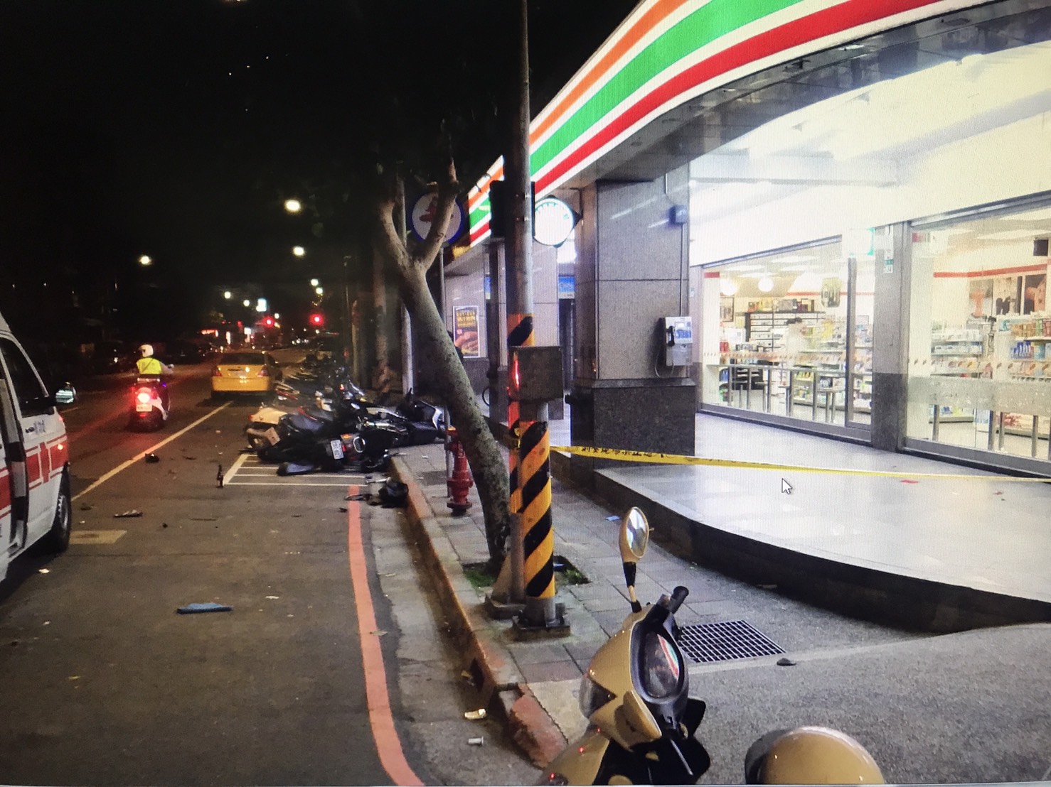 機車駕駛彈飛到一旁7-11，超商玻璃碎落一地，少年當場身亡。