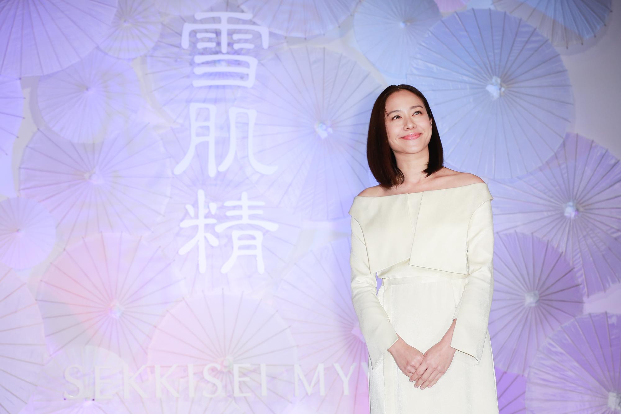 林嘉欣以雪白的女神look，出席KOSE雪肌精御雅系列上市發表記者會，擔任證言人。