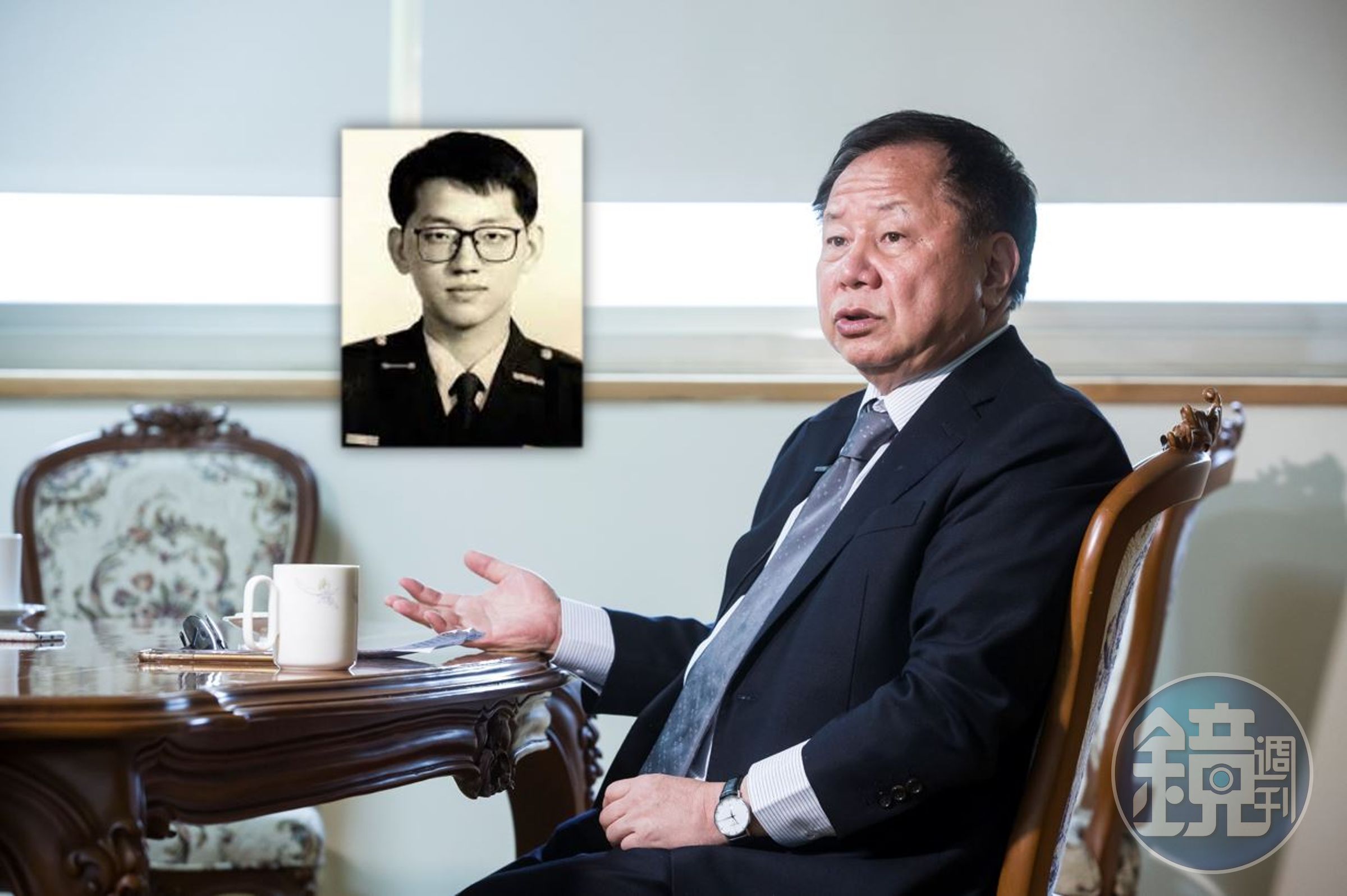 殉職員警曹立民（左）的未婚妻及遺腹子受到薇閣文教公益基金會資助，右為基金會董事長李傳洪。