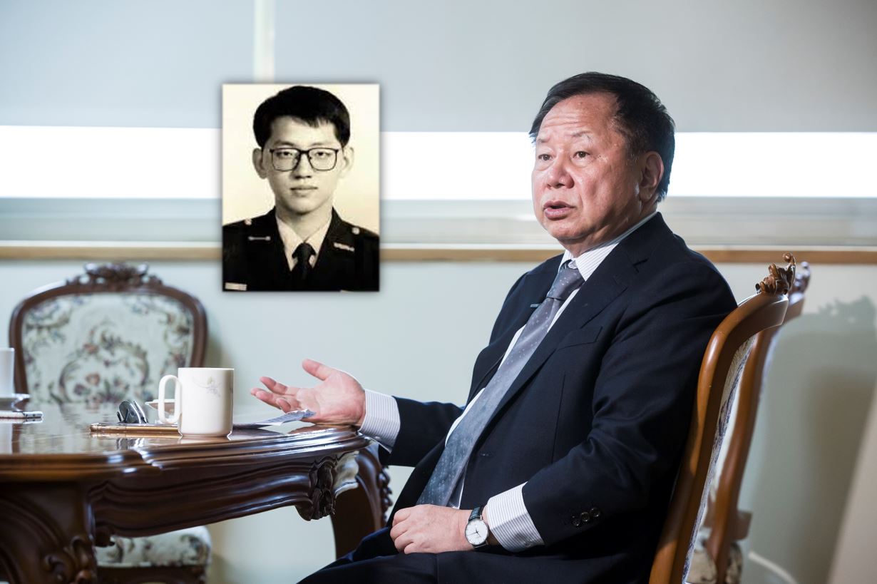 殉職員警曹立民（左）的未婚妻及遺腹子受到薇閣文教公益基金會資助，右為基金會董事長李傳洪。