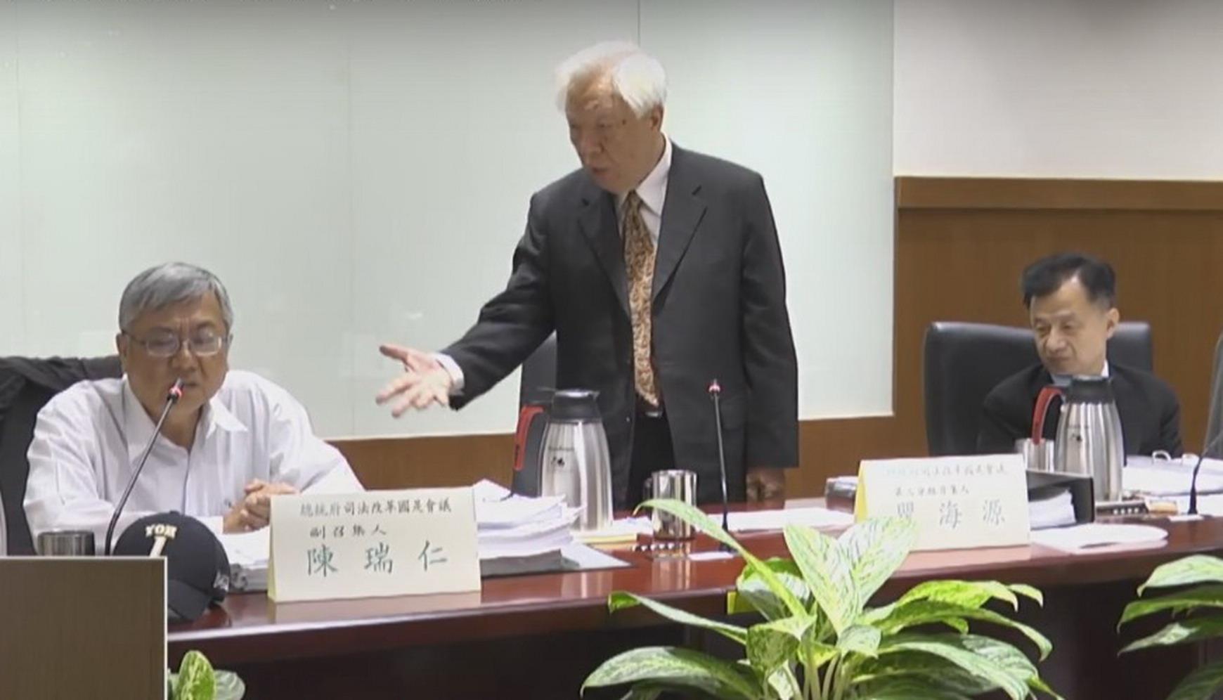 司改國是會議第三組召集人瞿海源(中),不滿陳瑞仁檢察官(左)提案變更議程,暴怒拍桌( 翻攝司改國是會網站)。