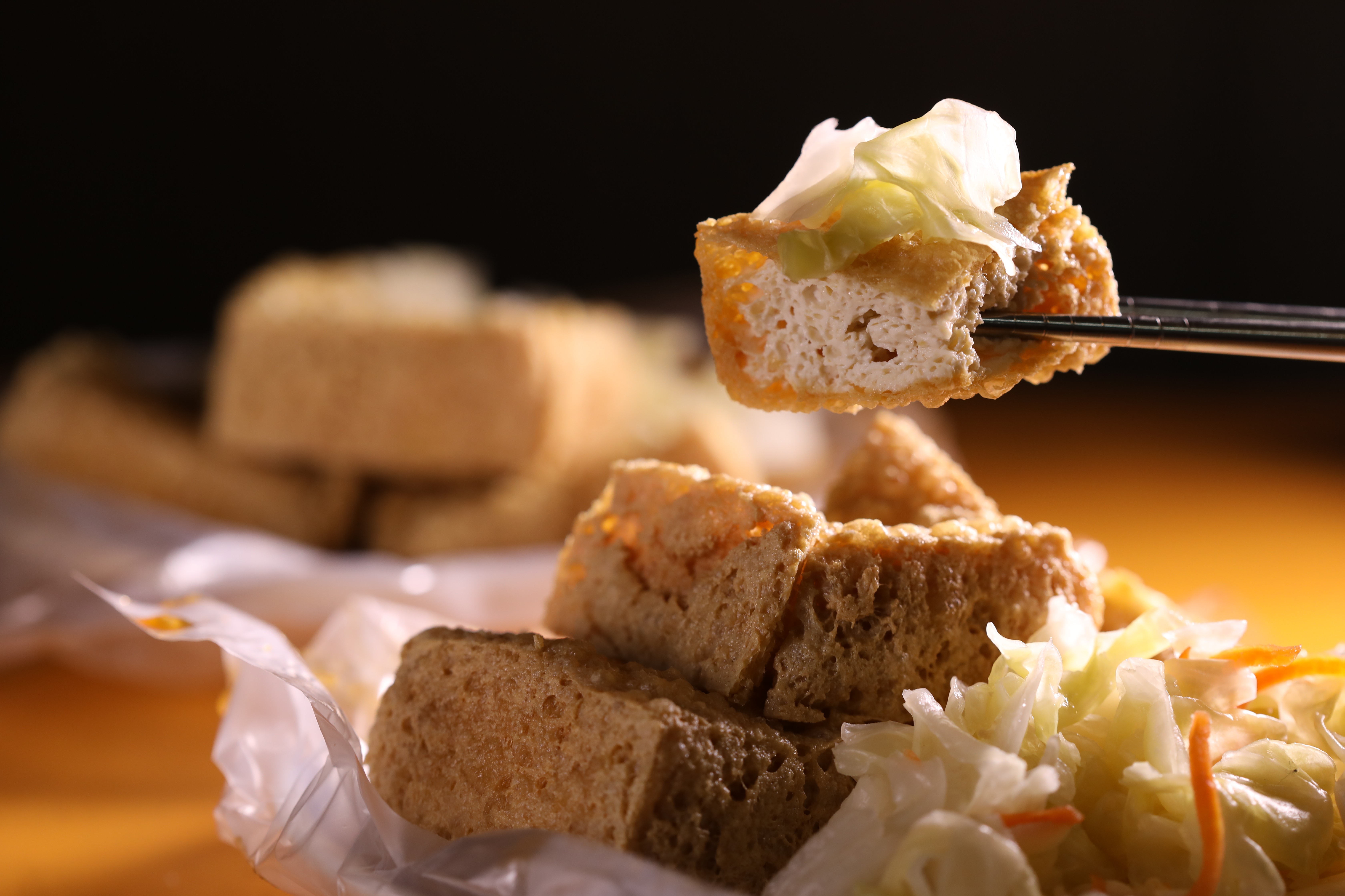 阿泉的「臭豆腐」，從外皮即可看出炸兩次的酥脆感，據說辜成允就是愛上這種口感，三不五時來報到。（55元／小份、65元／大份）