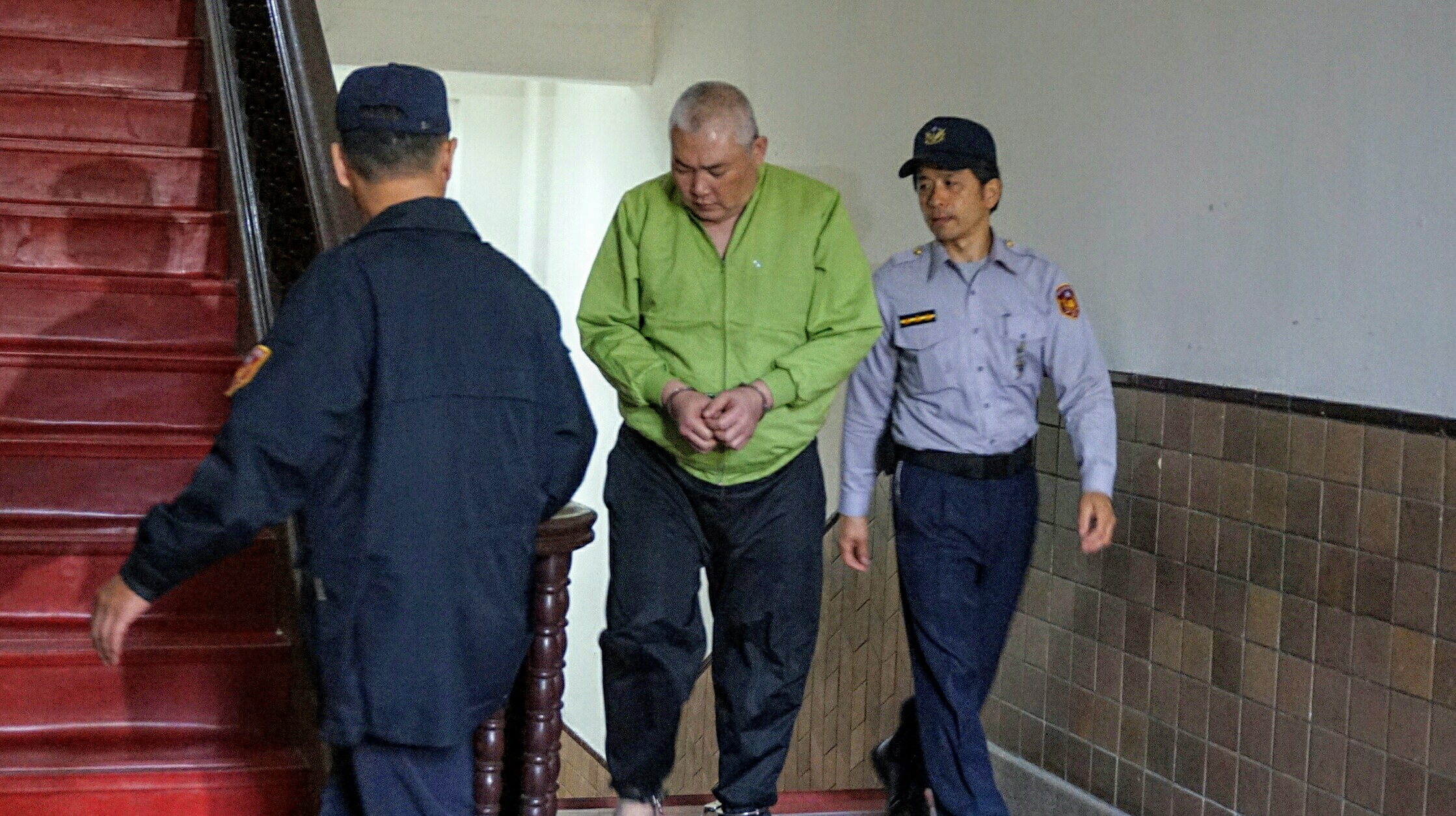 施信誠殺妻後嗆法官不敢判死刑，上訴二審後向妻子的妹妹道歉。