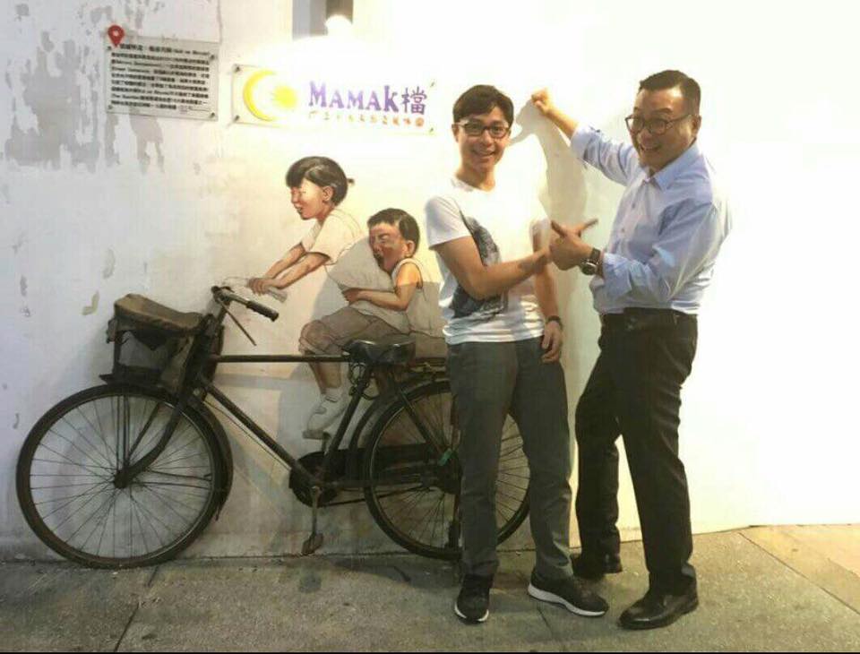 歇腳亭董事長鄭凱隆（右1）在汶萊和英國的代理商竟是汶萊王子（左1）。（圖為聯發國際餐飲提供）