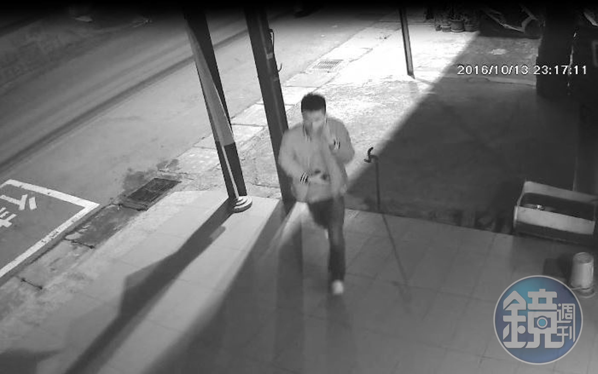 張嫌等人開完槍後，快步逃離現場躲避警方追緝。