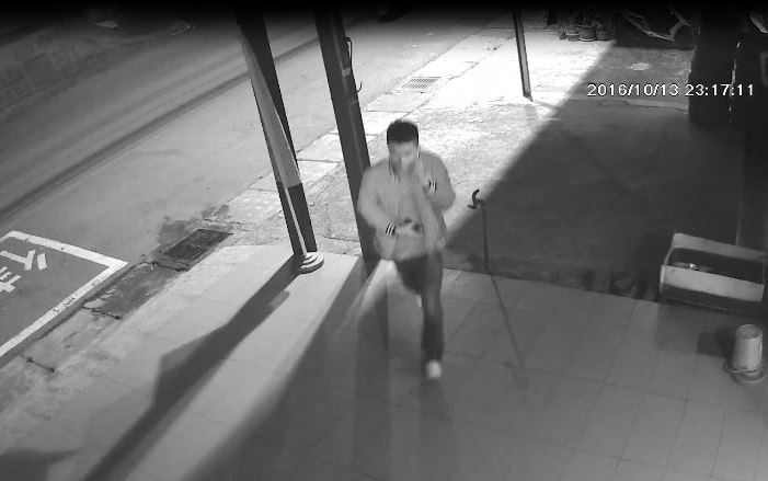 張嫌等人開完槍後，快步逃離現場躲避警方追緝。